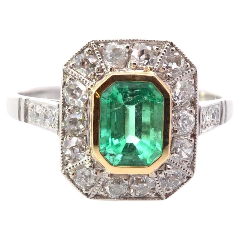  1.03 carats emerald ring with diamonds  For Sale