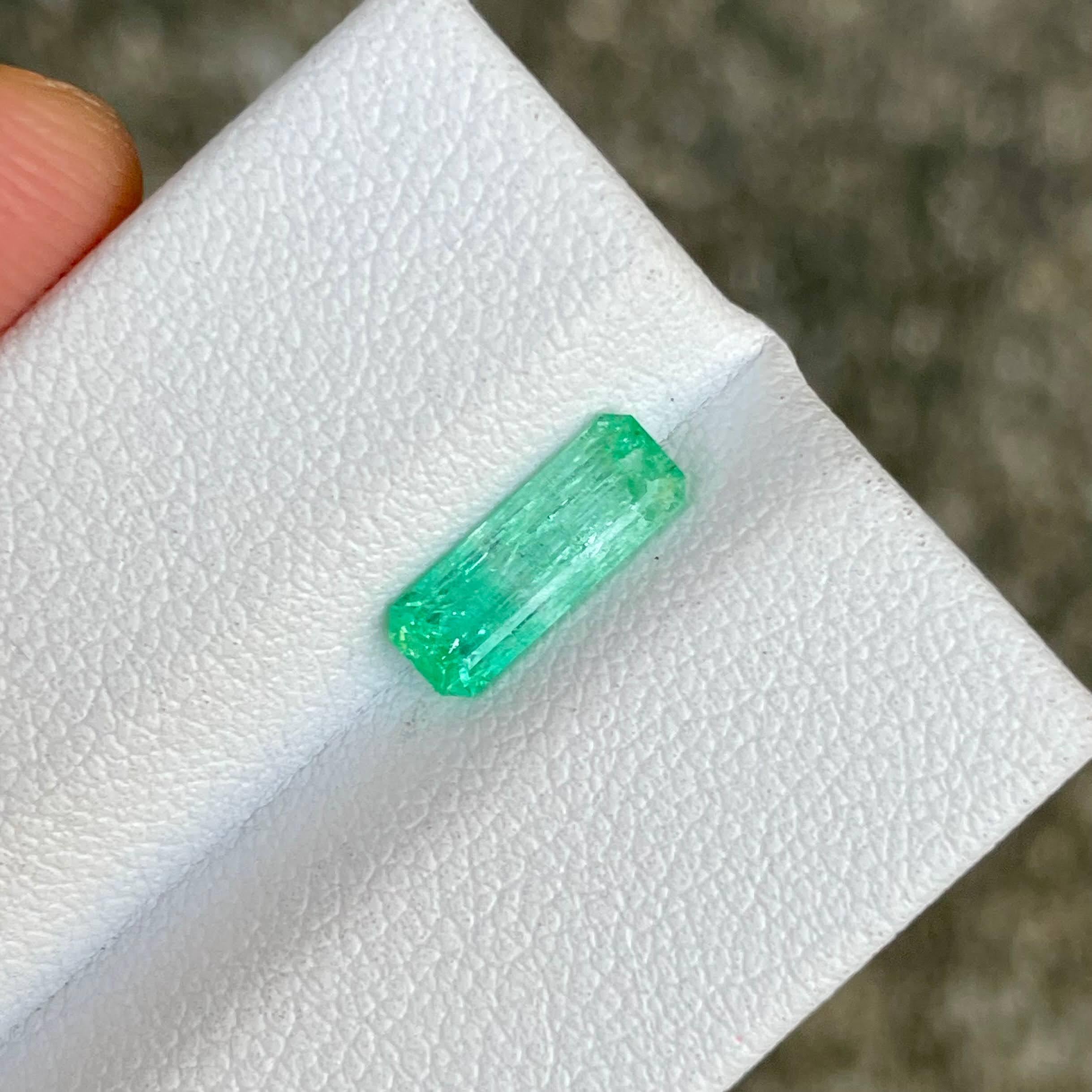 Gewicht 1,03 Karat 
Abmessungen 10,4x3,9x3,2 mm 
Behandlung keine 
Herkunft Afghanistan 
Klarheit inklusive 
Form Achteck 
Smaragd schneiden 



Dieser atemberaubende Smaragdstein von 1.03 Karat, der sorgfältig in eine klassische Smaragdform