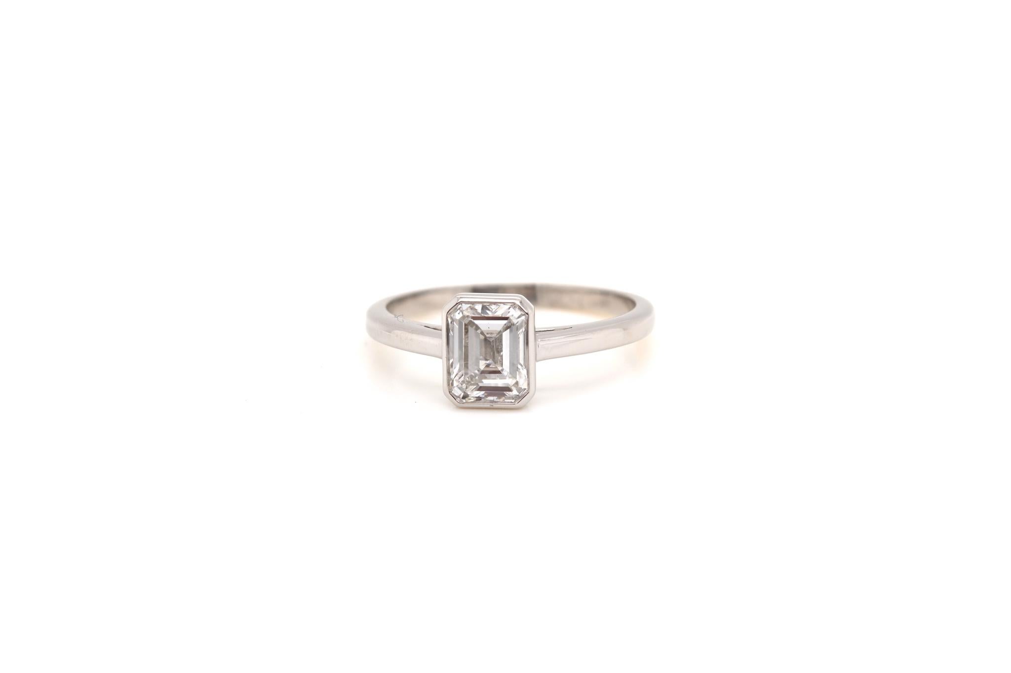 Stones: 1.03 carats F/Si1 emerald cut diamond
Material: Platinum and 18k gold
Dimensions: 6mm length on finger
Weight: 3.6g
Size: 52 (free sizing)
-Laboratory certificate
Certificate
Ref. : 24407 - 24341