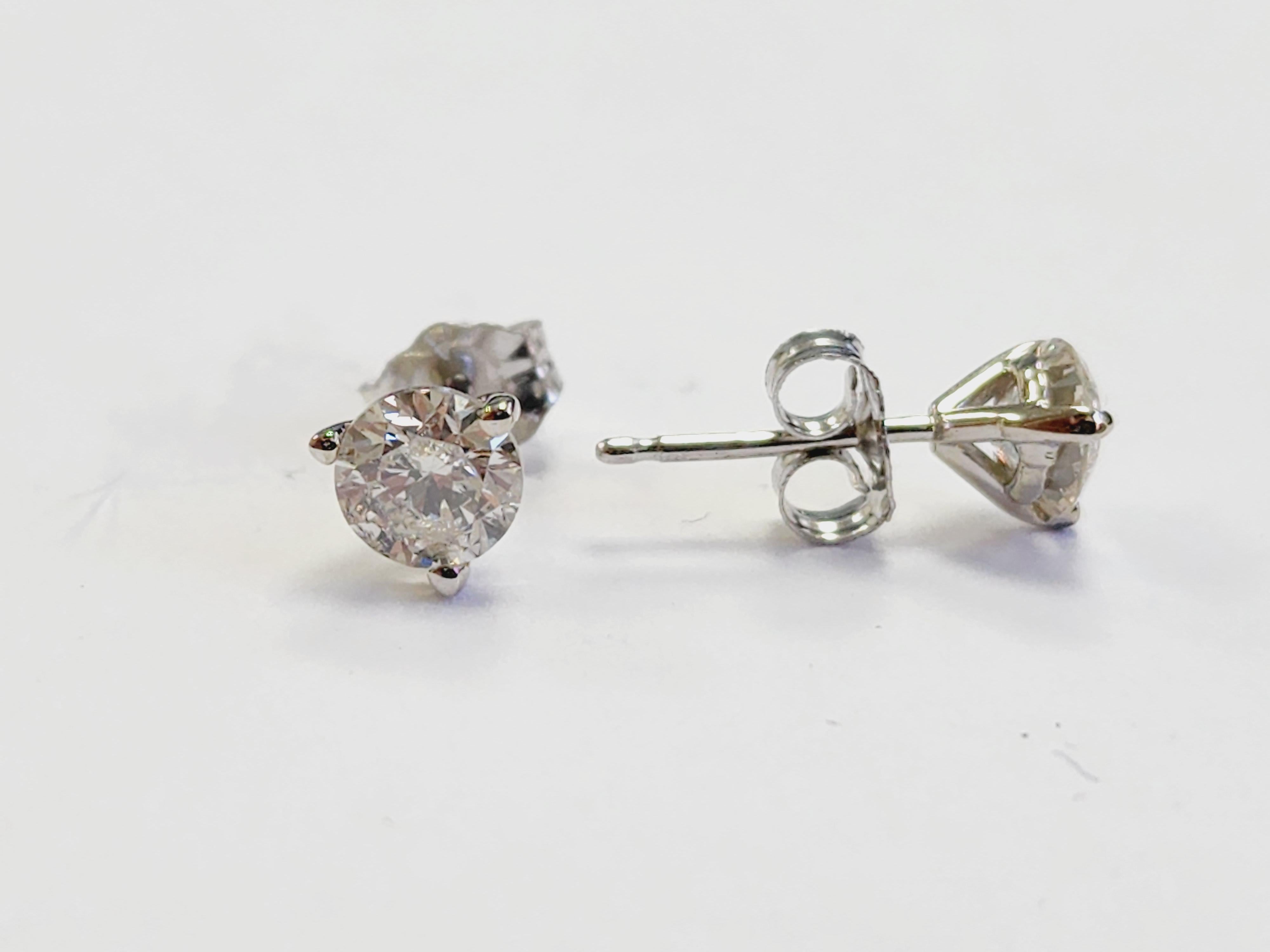 Natürliche runde Diamanten Ohrstecker in 3-Zacken-Martini-Fassung mit Push-Back 14k Weißgold 1,03 Karat Gesamtgewicht gesetzt. Durchschnittliche Farbe I, Klarheit I.