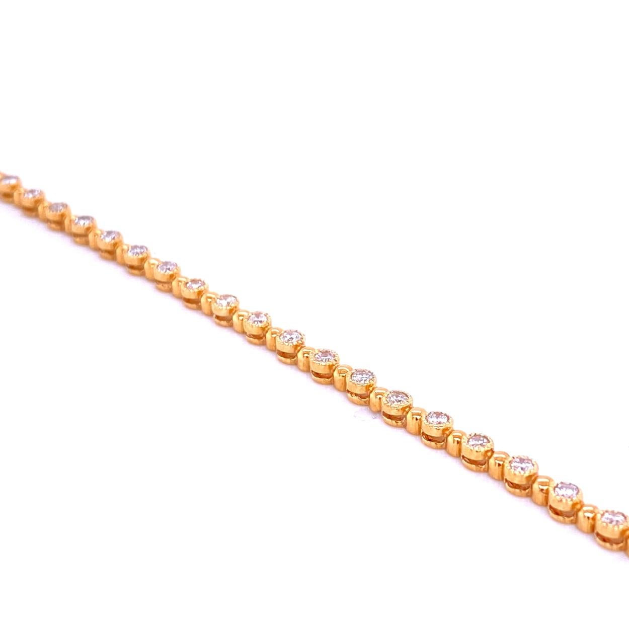 Dieses Diamantarmband besteht aus 36 Gliedern, die mit 1,8 mm großen runden Brillanten besetzt sind. Das Armband ist aus 14-karätigem Gold gefertigt und verfügt über milchige Ränder für maximale Brillanz.  Das Armband ist mit einem eingebauten