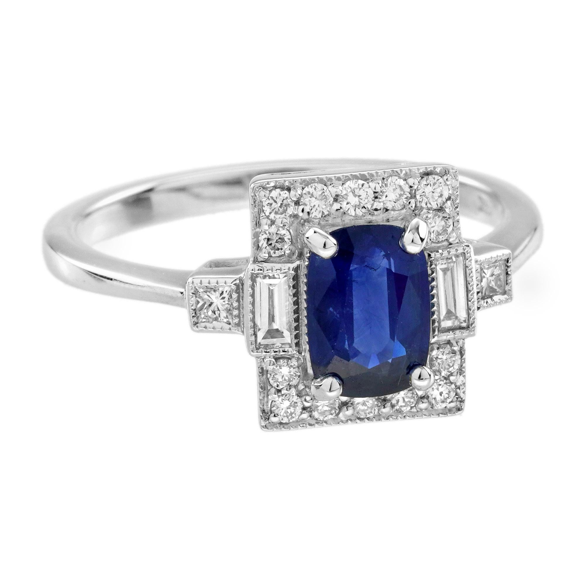 Un saphir bleu ovale de 1,03 carat, serti dans un carré, entouré d'un halo de baguettes et de ronds étincelants.  diamants. Les lignes épurées et le design géométrique évoquent le glamour vintage, tandis que l'association du saphir et des diamants