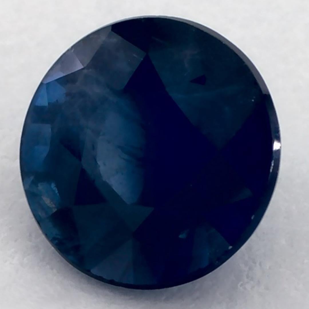 Este zafiro azul natural ofrece elegancia y sofisticación. Con su rica saturación de color y su corte preciso, es la pieza central perfecta para un anillo de compromiso o un diseño de joyería de lujo.

Este zafiro es originario de Sri Lanka
