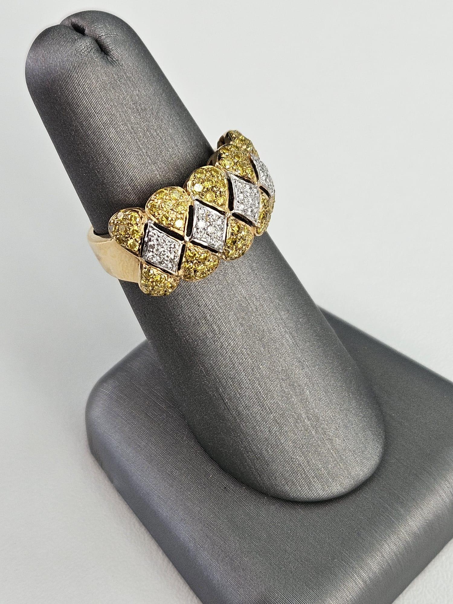 Round Cut 1.03 ct Canary Diamond and White Diamond Cluster Ring For Sale