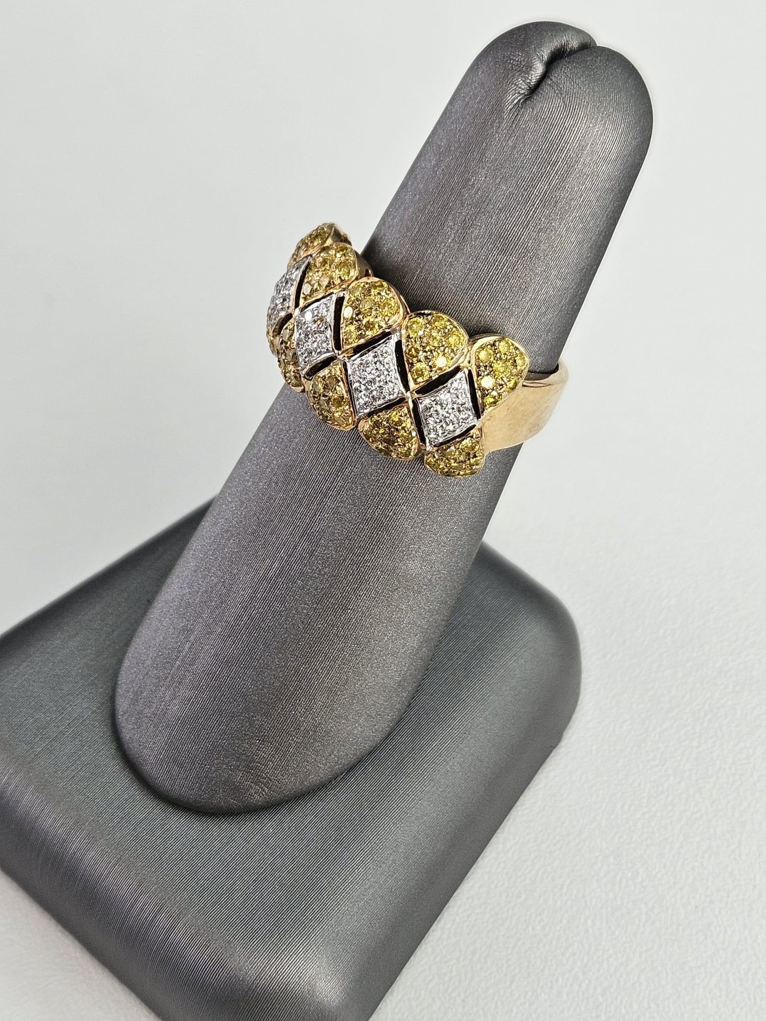 1.03 ct Canary Diamond and White Diamond Cluster Ring In New Condition For Sale In New York, NY