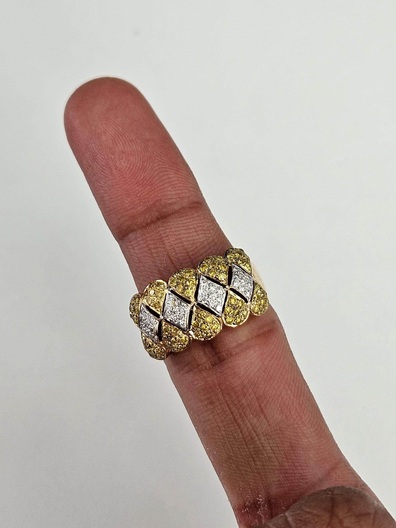 Women's or Men's 1.03 ct Canary Diamond and White Diamond Cluster Ring For Sale