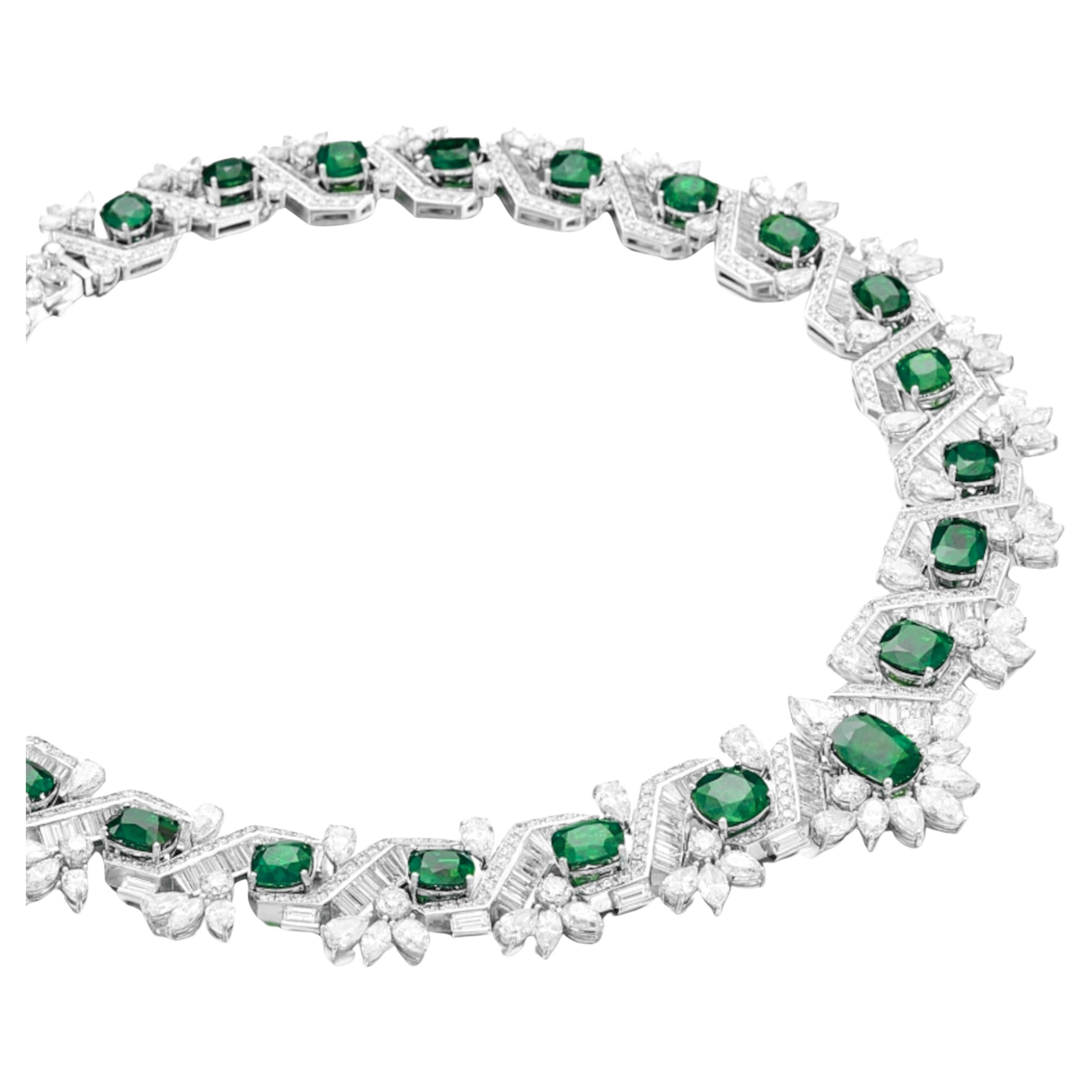Incastonato con smeraldi ovali e a forma di cuscino decorati con diamanti di varie forme.


smeraldi per un peso totale di 50 carati
Diamanti per un peso complessivo di circa 53 carati
Lunghezza circa 385 mm
