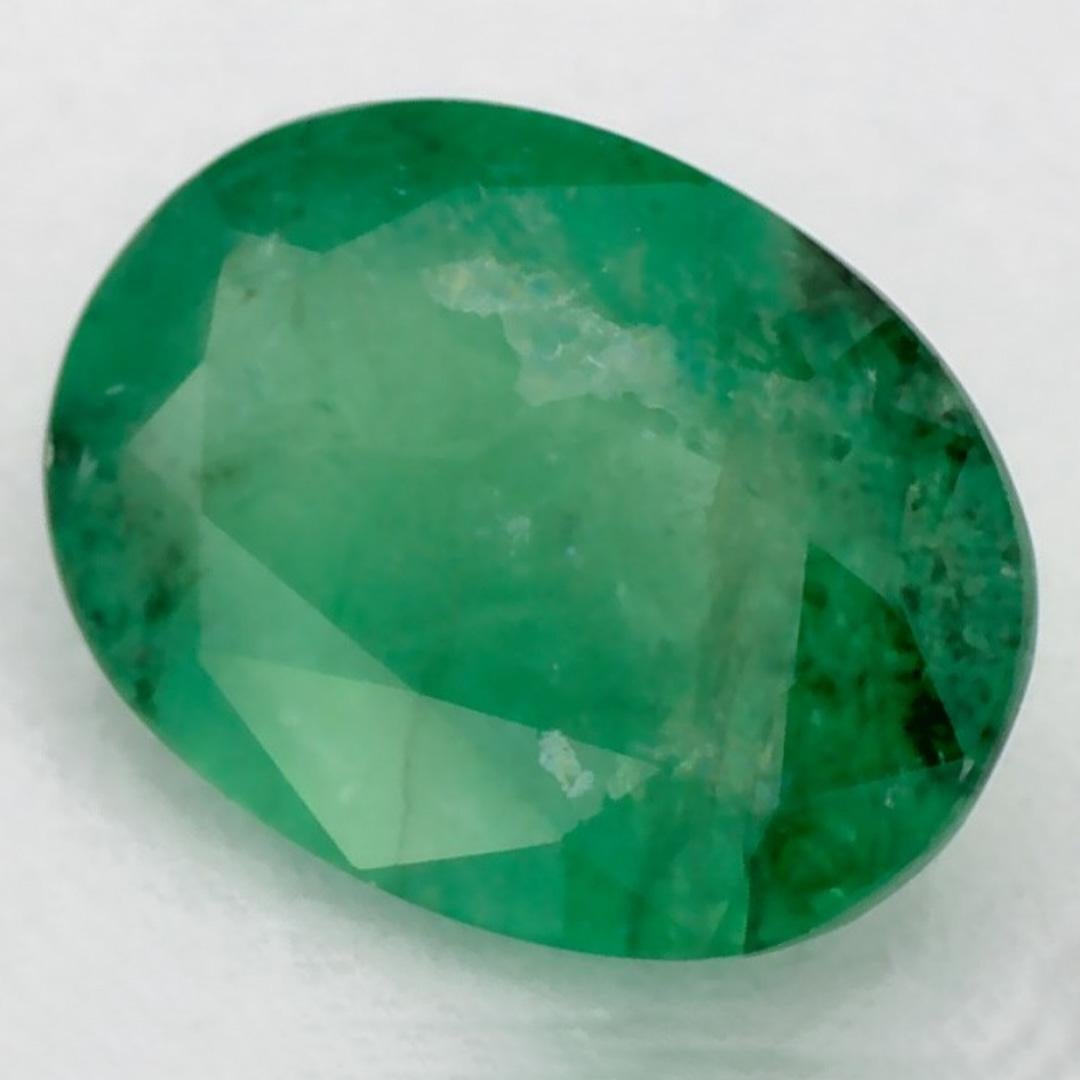 Con una vibrante tonalità di colore verde, la pietra natale di maggio è un simbolo della rinnovata crescita primaverile. 

Esplora la vivace collezione di smeraldi, rubini e zaffiri nel nostro negozio, disponibili come gemme sciolte e abbinabili