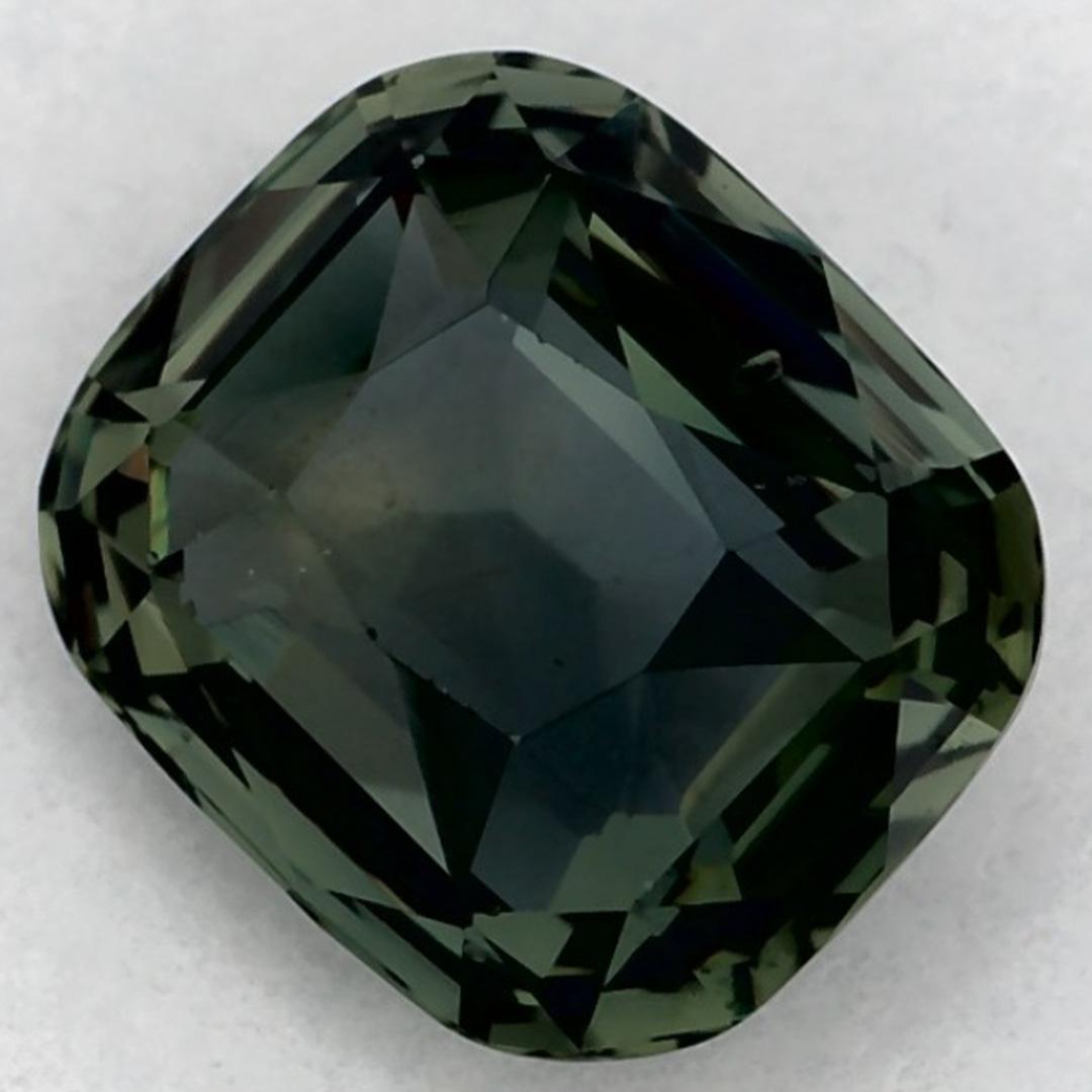 Questo zaffiro verde naturale offre eleganza e raffinatezza. Con la sua ricca saturazione del colore e il taglio preciso, è il centro perfetto per un anello di fidanzamento o un design di gioielli di lusso.

Questo zaffiro proviene dallo Sri Lanka