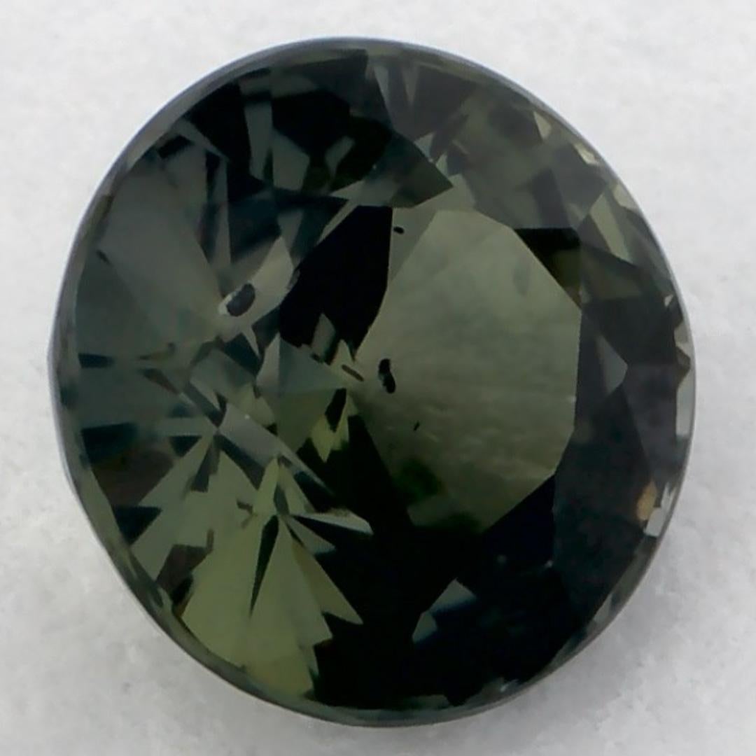 Questo zaffiro verde naturale offre eleganza e raffinatezza. Con la sua ricca saturazione del colore e il taglio preciso, è il centro perfetto per un anello di fidanzamento o un design di gioielli di lusso.

Questo zaffiro proviene dallo Sri Lanka