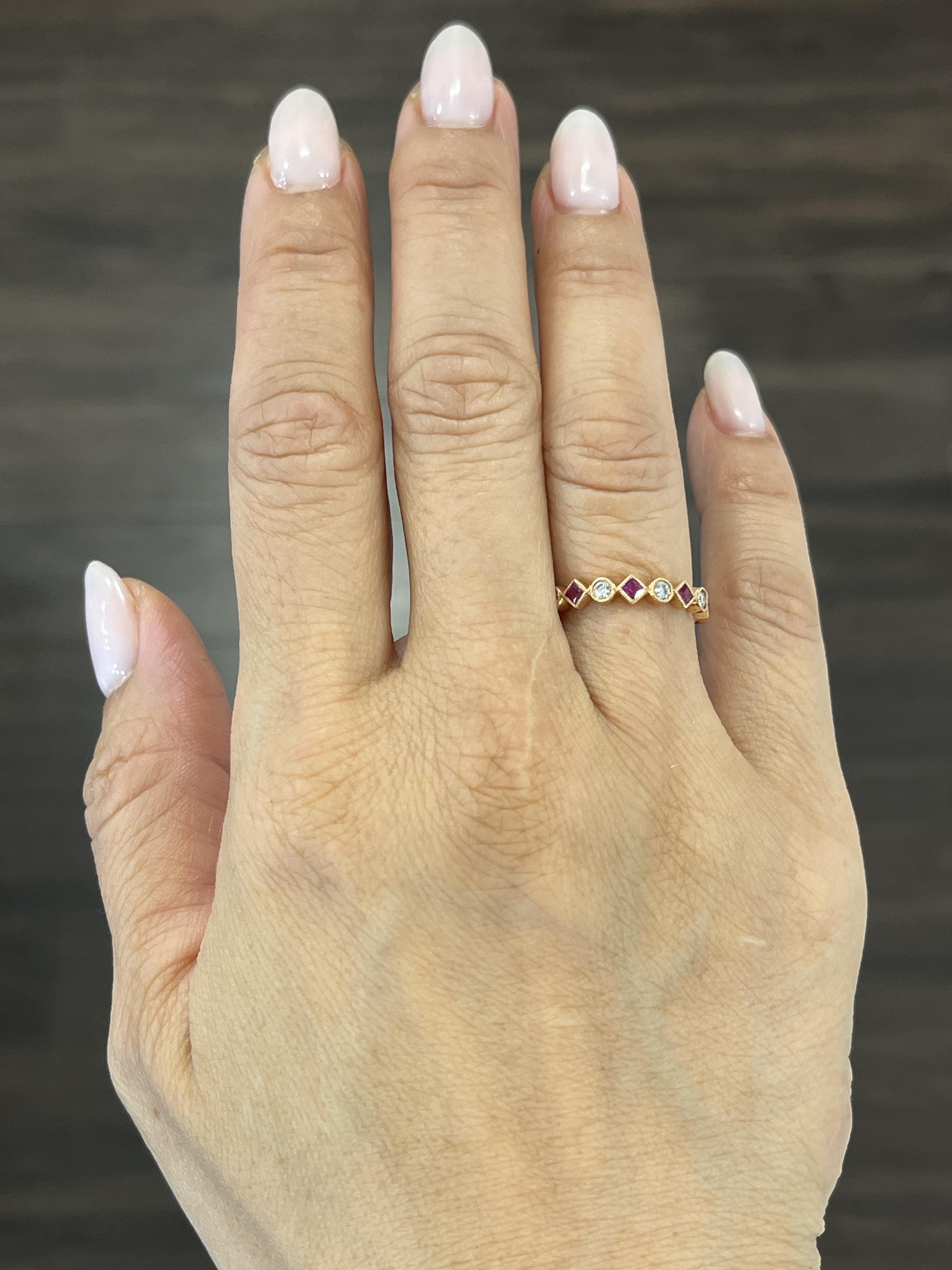 Este anillo de rubíes naturales y diamantes tiene 9 diamantes de 0,35 ct y 9 rubíes de 0,68 ct. Los diamantes tienen un color E/F y VS, y están engastados en oro amarillo de 18 quilates. Un anillo precioso para añadir a cualquier armario.