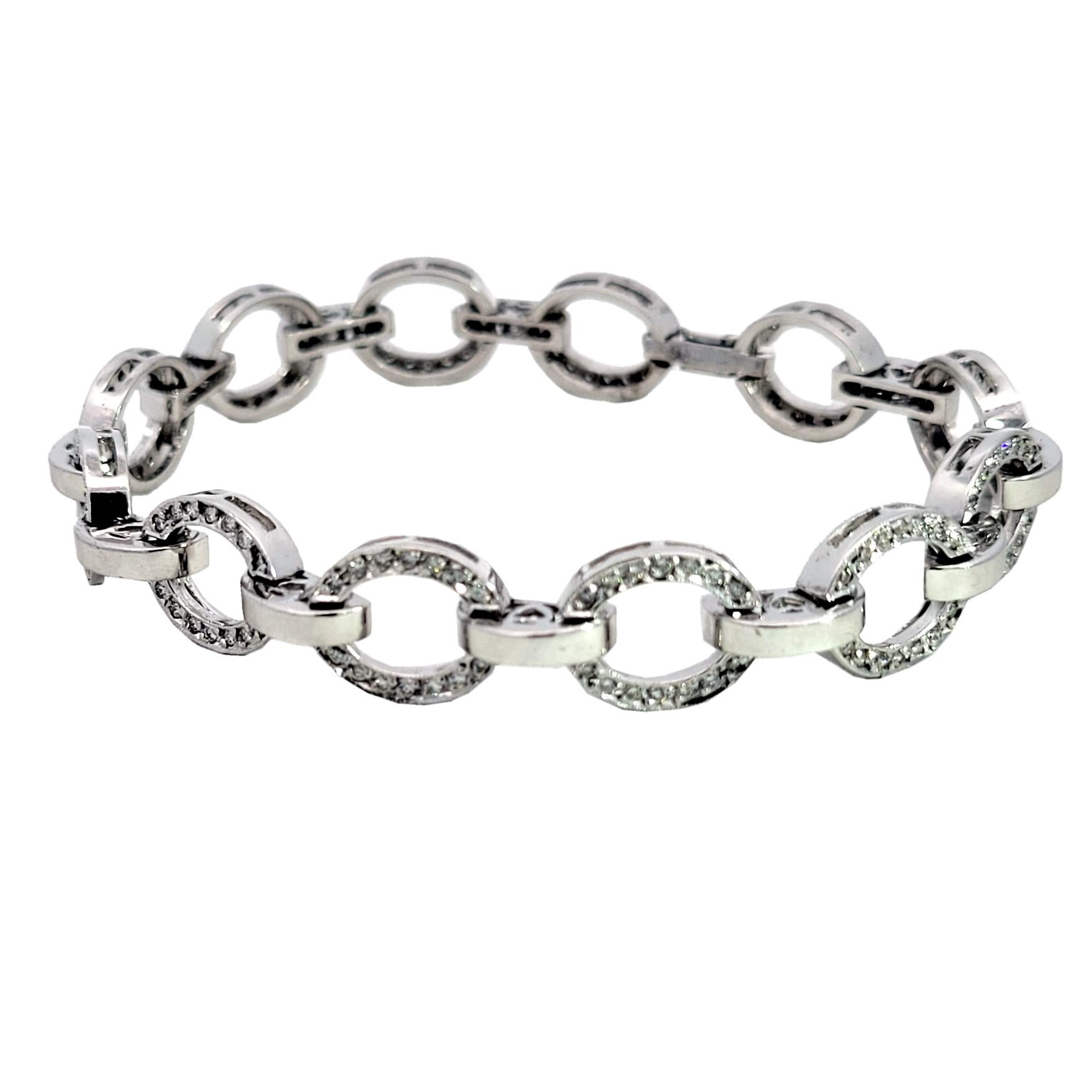 Esta preciosa Pulsera de Diamantes está fabricada en oro blanco de 14 quilates. Mide 7 pulgadas de largo y unos 10 mm  (0,4 pulgadas) de ancho.  Los diamantes están engastados en Pave Set. La pulsera viene con un cierre incorporado sin costuras.