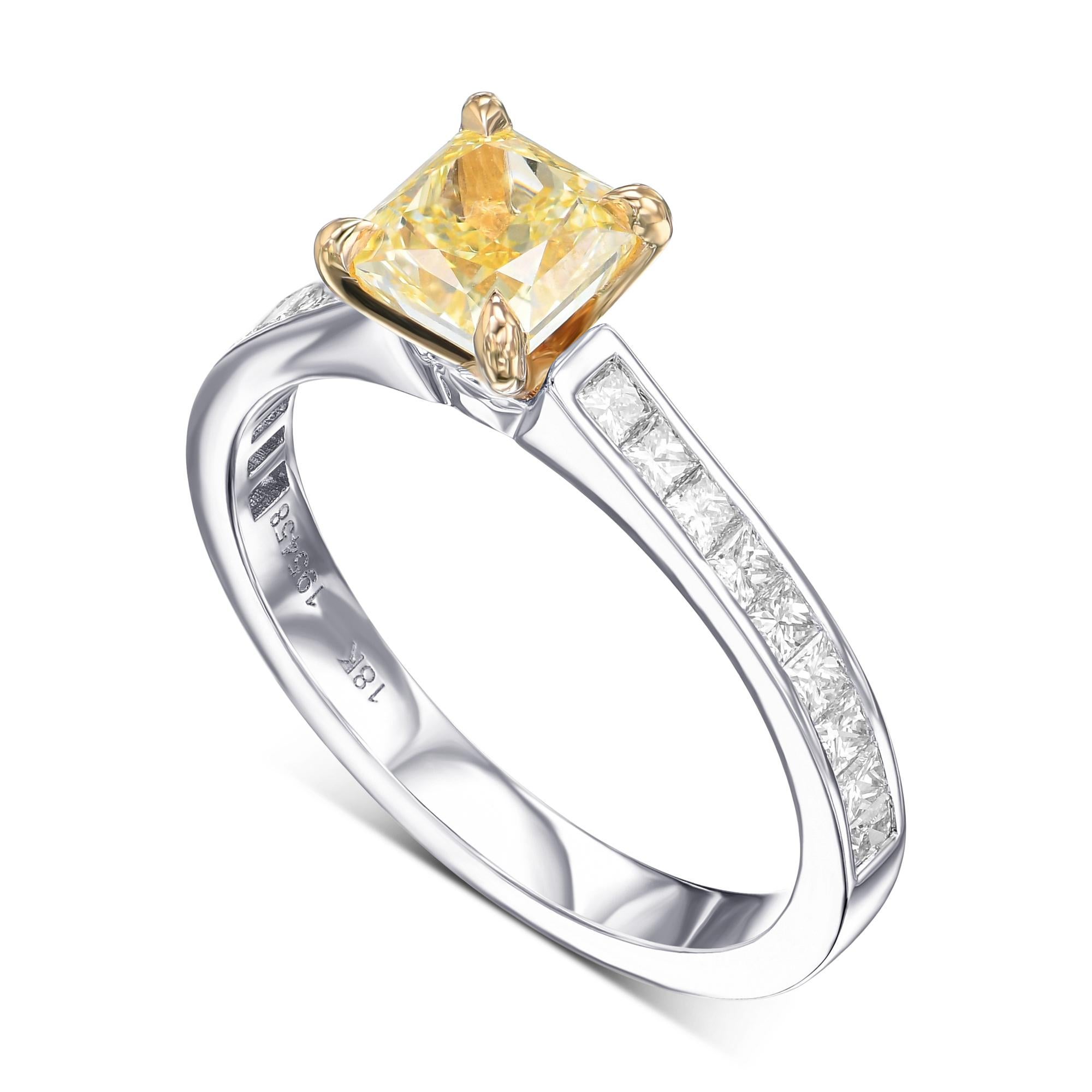 1,03 quilates Anillo de Diamante Lateral Radiante Amarillo Intenso Certificado GIA Corte radiante en venta