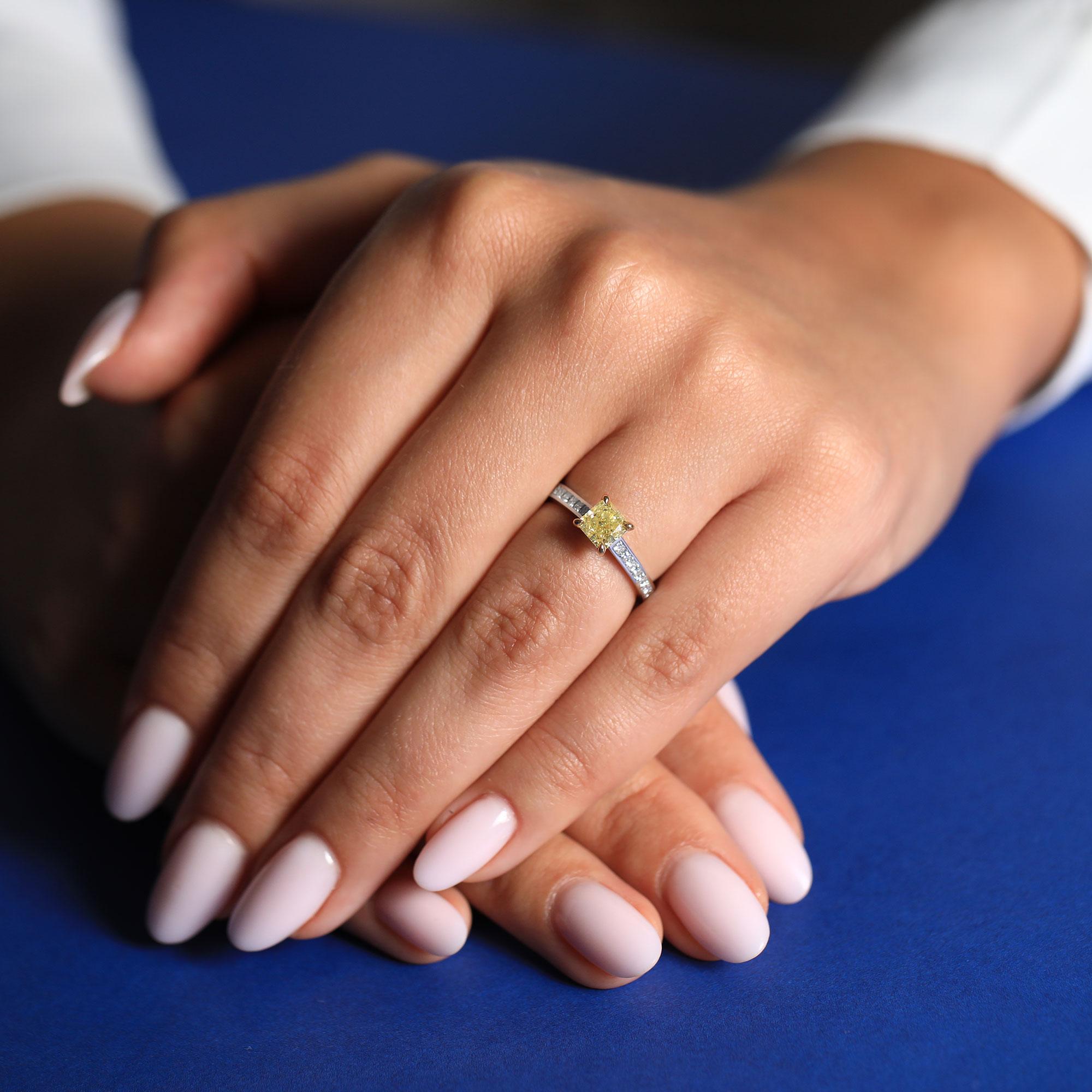 De las mujeres 1,03 quilates Anillo de Diamante Lateral Radiante Amarillo Intenso Certificado GIA en venta