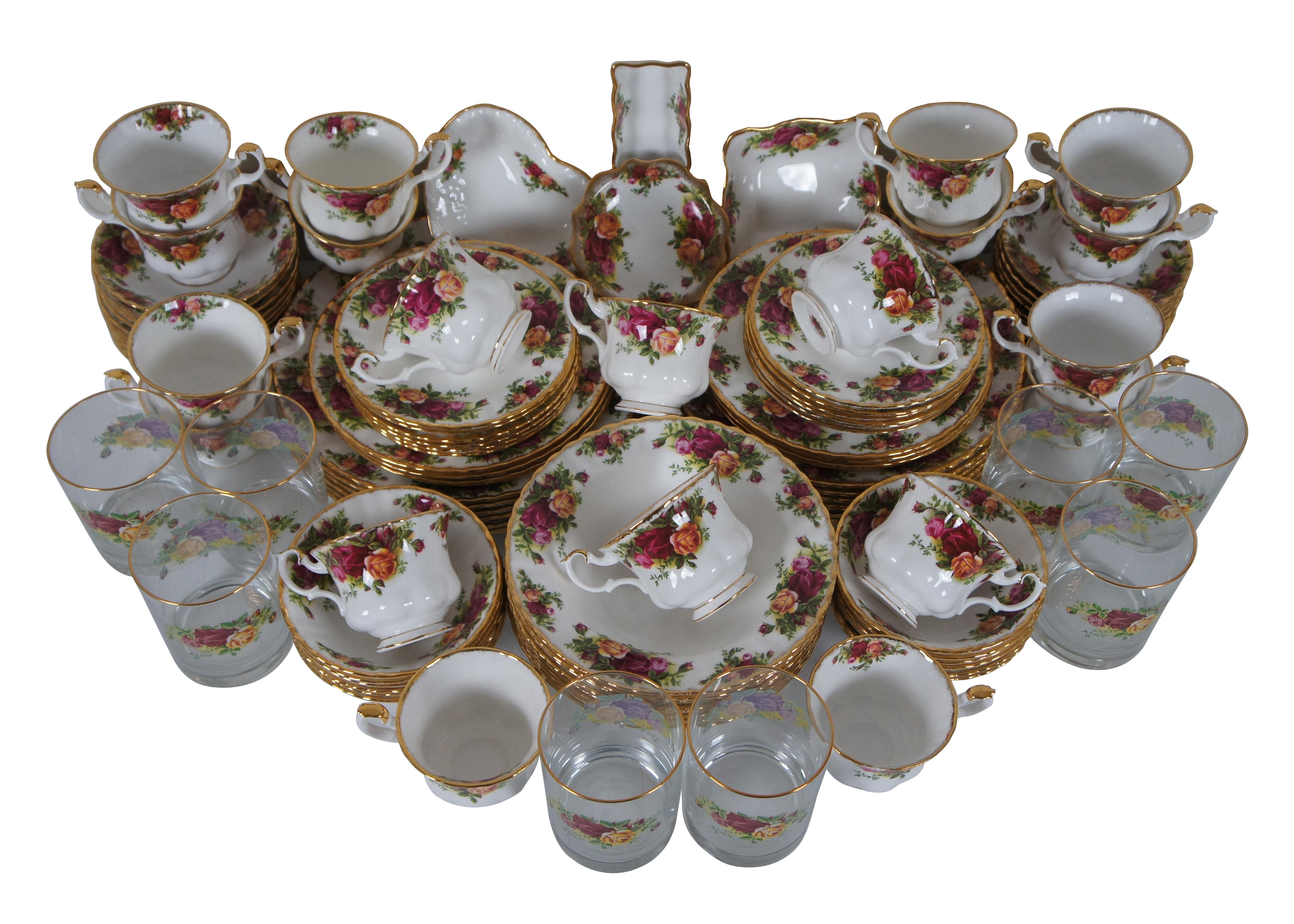 103-teiliges Geschirr aus der Mitte des Jahrhunderts von Royal Albert Bone China mit dem Muster Old Country Roses, das kühne Sträuße aus gelben und magentafarbenen Blüten und grünen Blättern zeigt, die mit einem vergoldeten Rand verziert