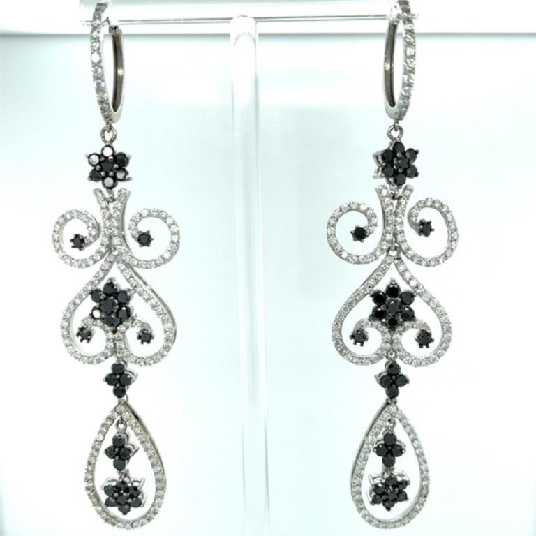 Questi bellissimi orecchini a lampadario hanno diamanti neri taglio rotondo naturale che pesano 5,43 carati e diamanti bianchi taglio rotondo naturale che pesano 4,87 carati. La purezza e il colore dei diamanti sono SI1-F. 

Realizzati in oro bianco