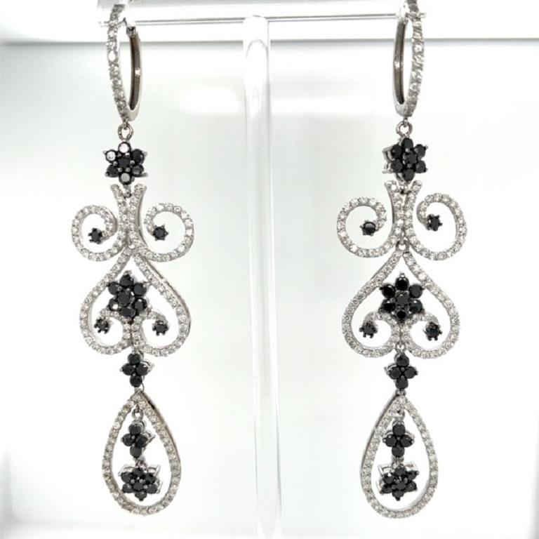 Contemporaneo Orecchini Chandelier in oro bianco con diamante nero da 10,30 carati in vendita