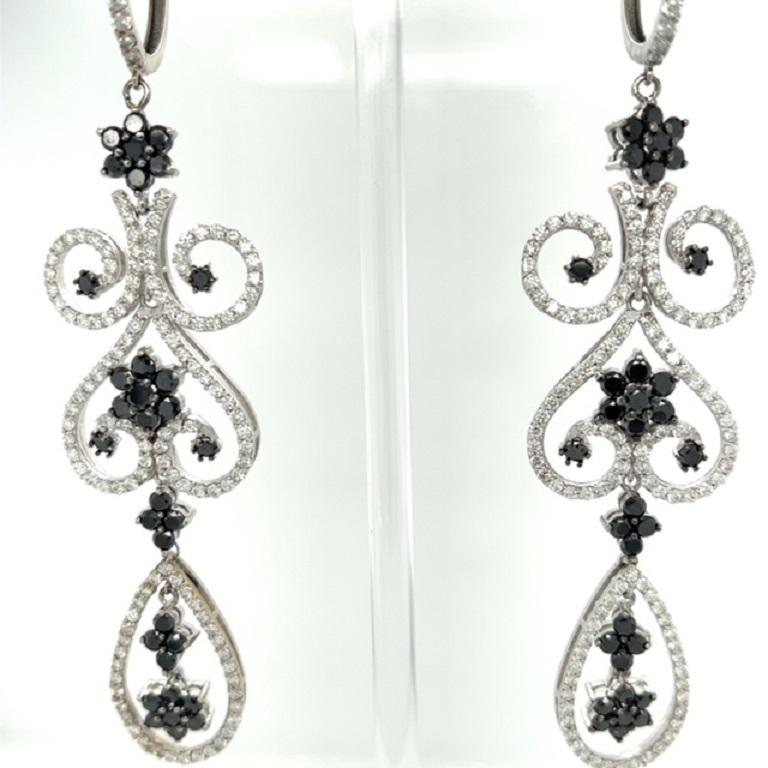 Taille ronde Boucles d'oreilles chandelier en or blanc 10.30 carats diamant noir diamant blanc en vente
