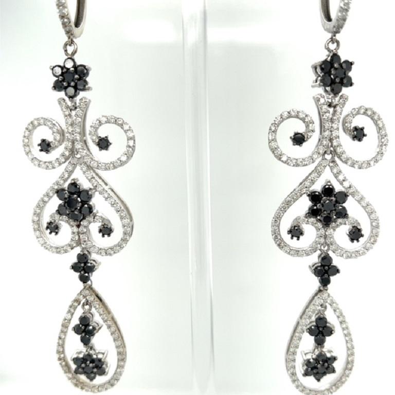 Taglio rotondo Orecchini Chandelier in oro bianco con diamante nero da 10,30 carati in vendita