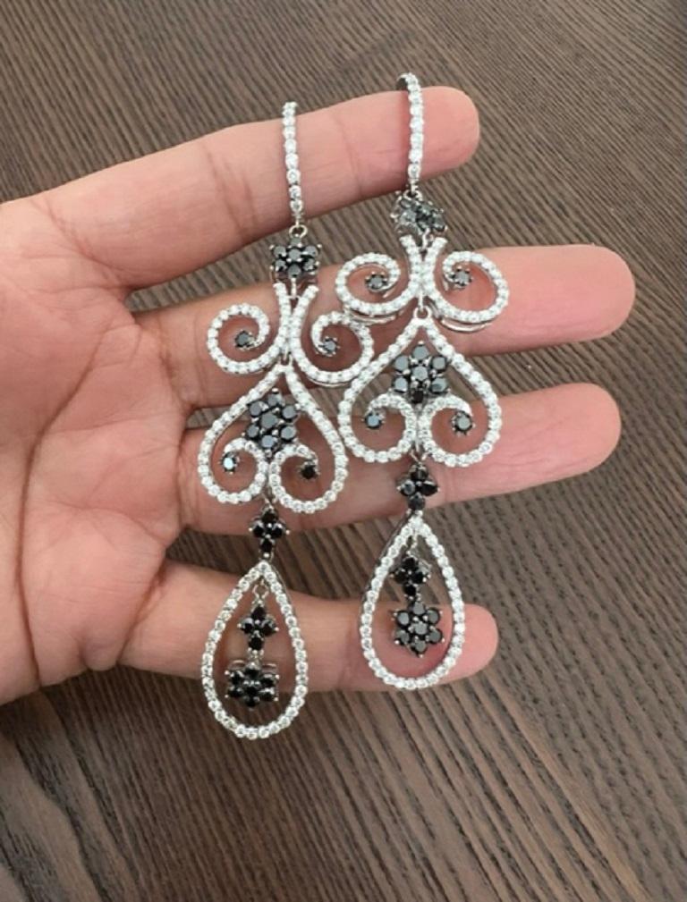 Donna Orecchini Chandelier in oro bianco con diamante nero da 10,30 carati in vendita