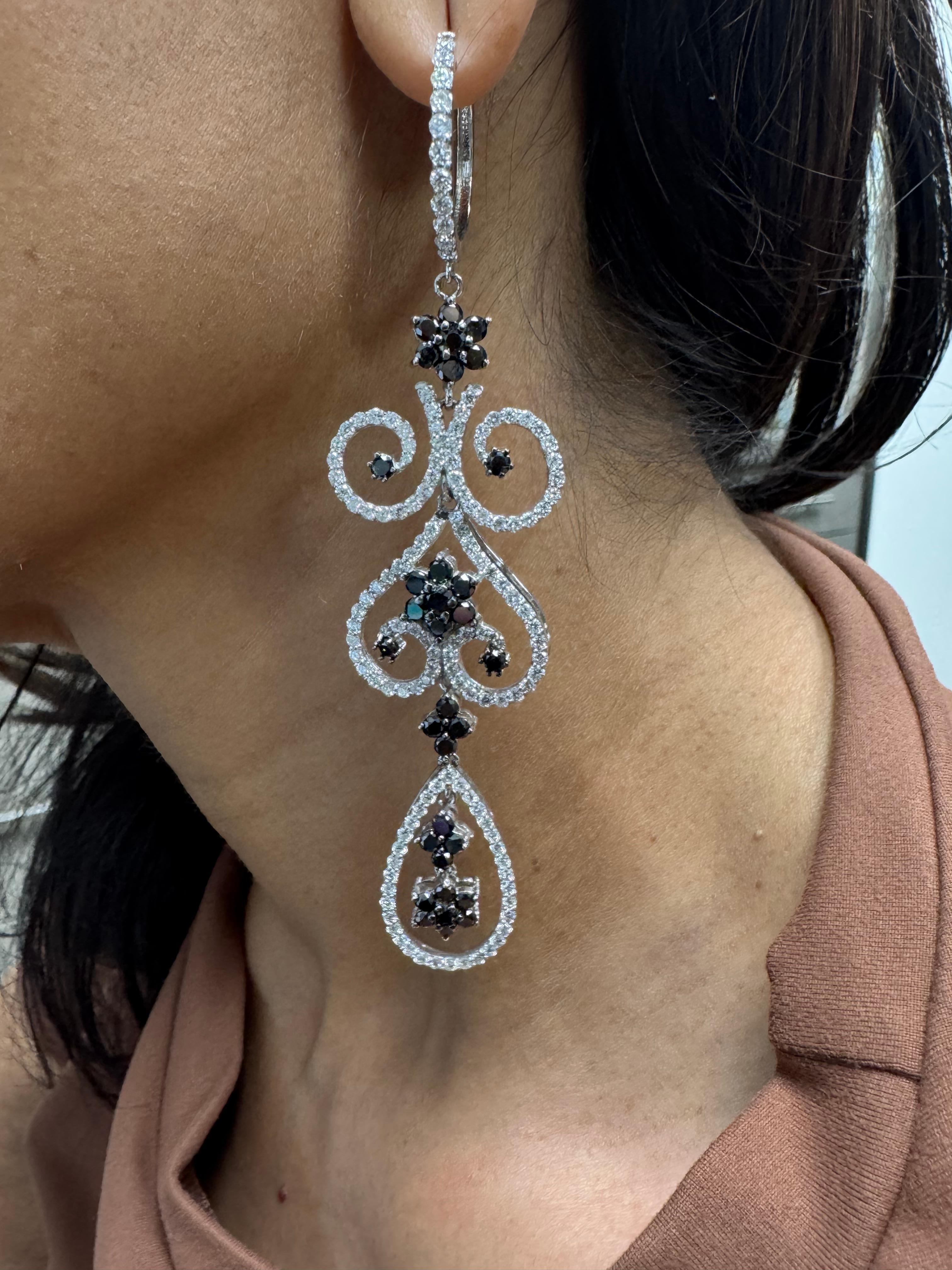 Boucles d'oreilles chandelier en or blanc 10.30 carats diamant noir diamant blanc Pour femmes en vente