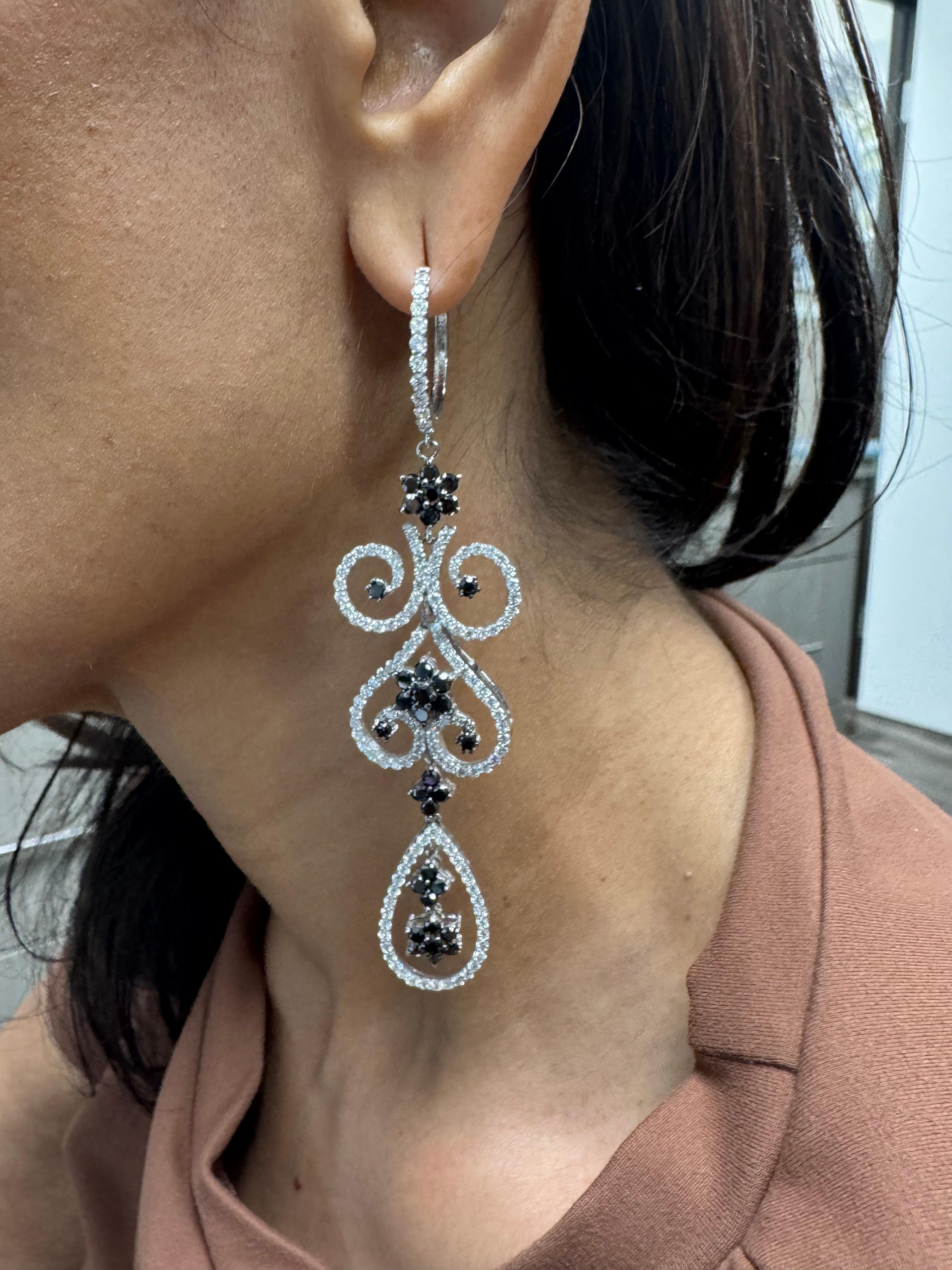 Boucles d'oreilles chandelier en or blanc 10.30 carats diamant noir diamant blanc en vente 1