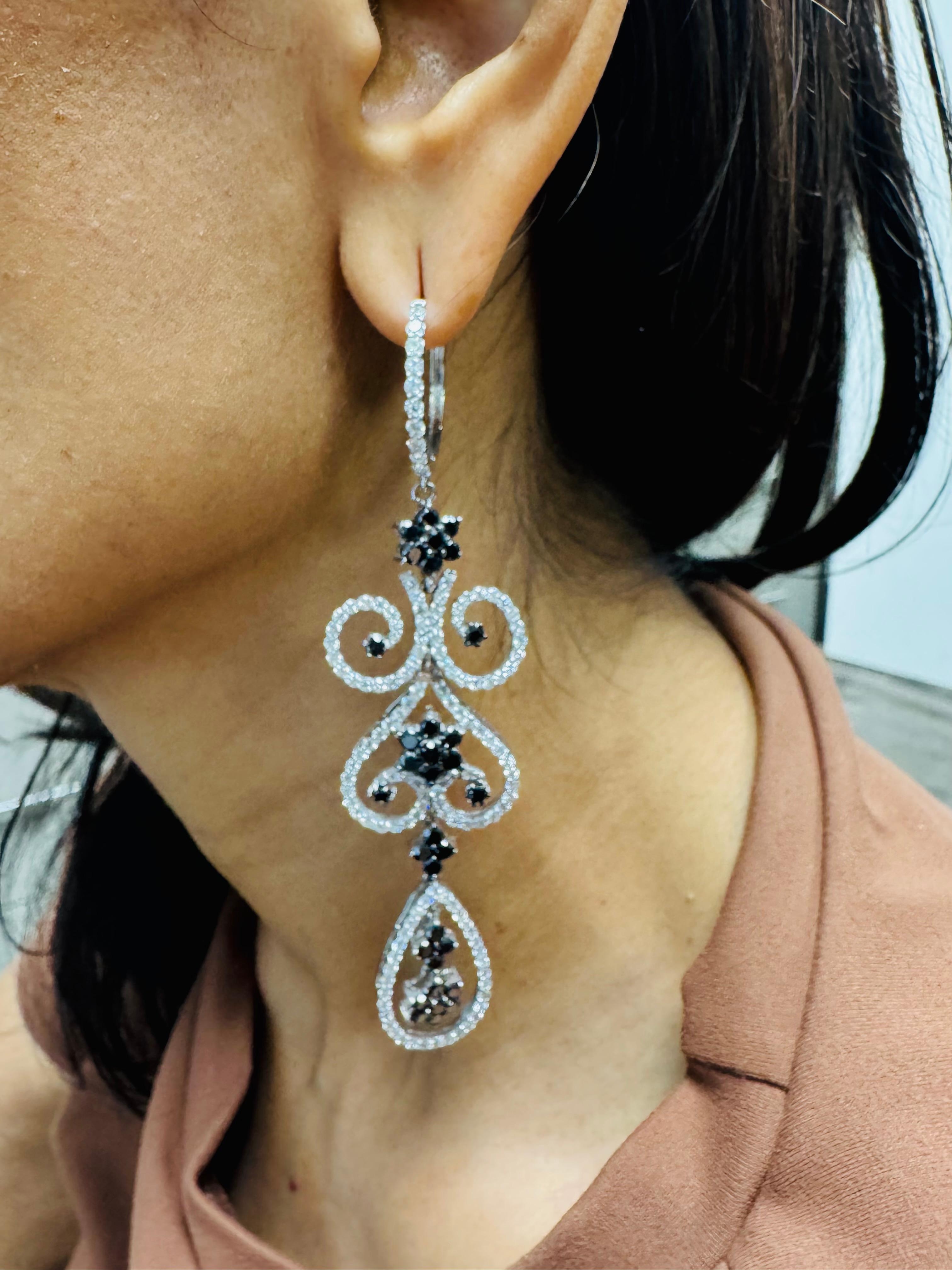 Boucles d'oreilles chandelier en or blanc 10.30 carats diamant noir diamant blanc en vente 2