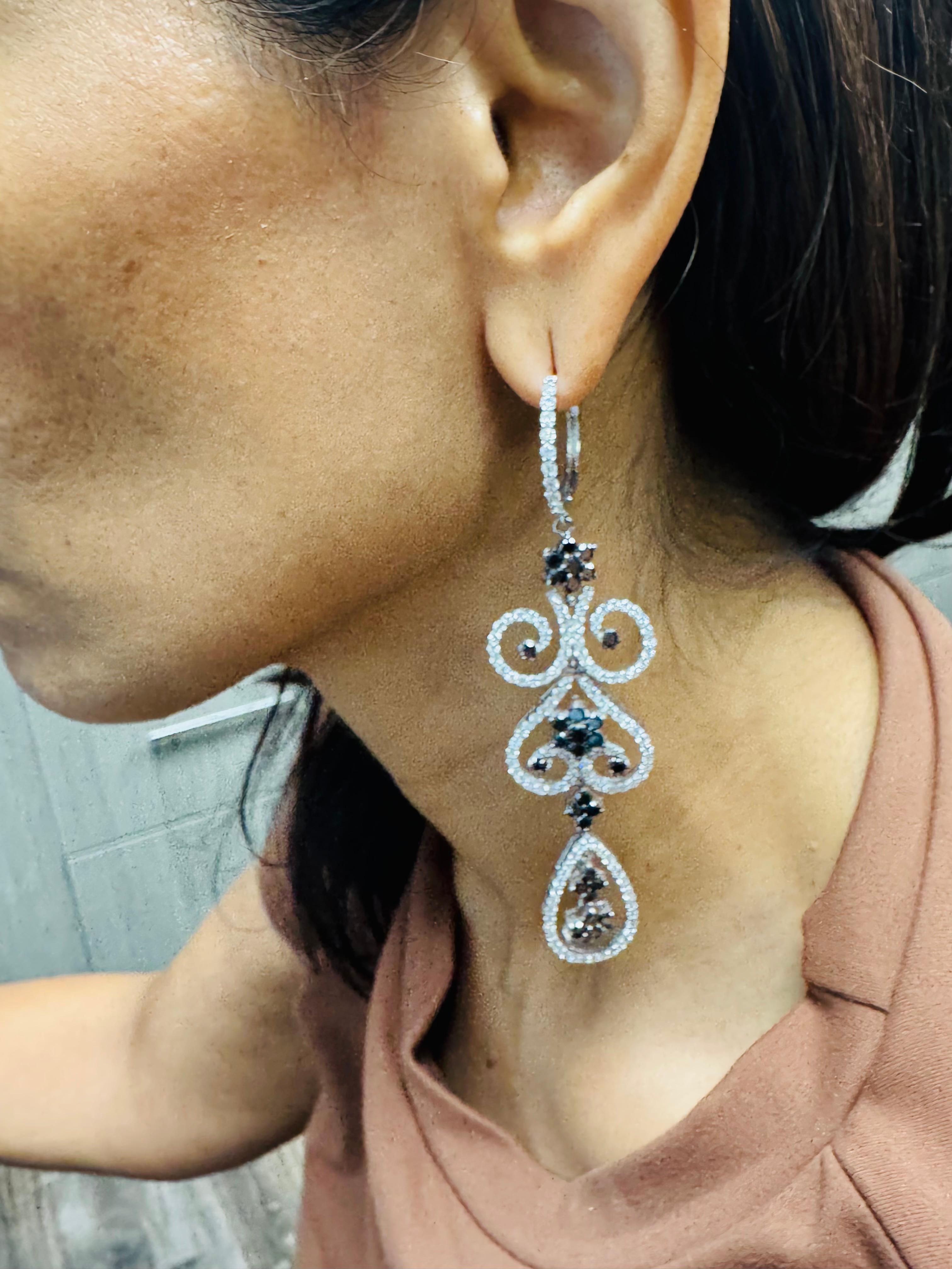 Boucles d'oreilles chandelier en or blanc 10.30 carats diamant noir diamant blanc en vente 3
