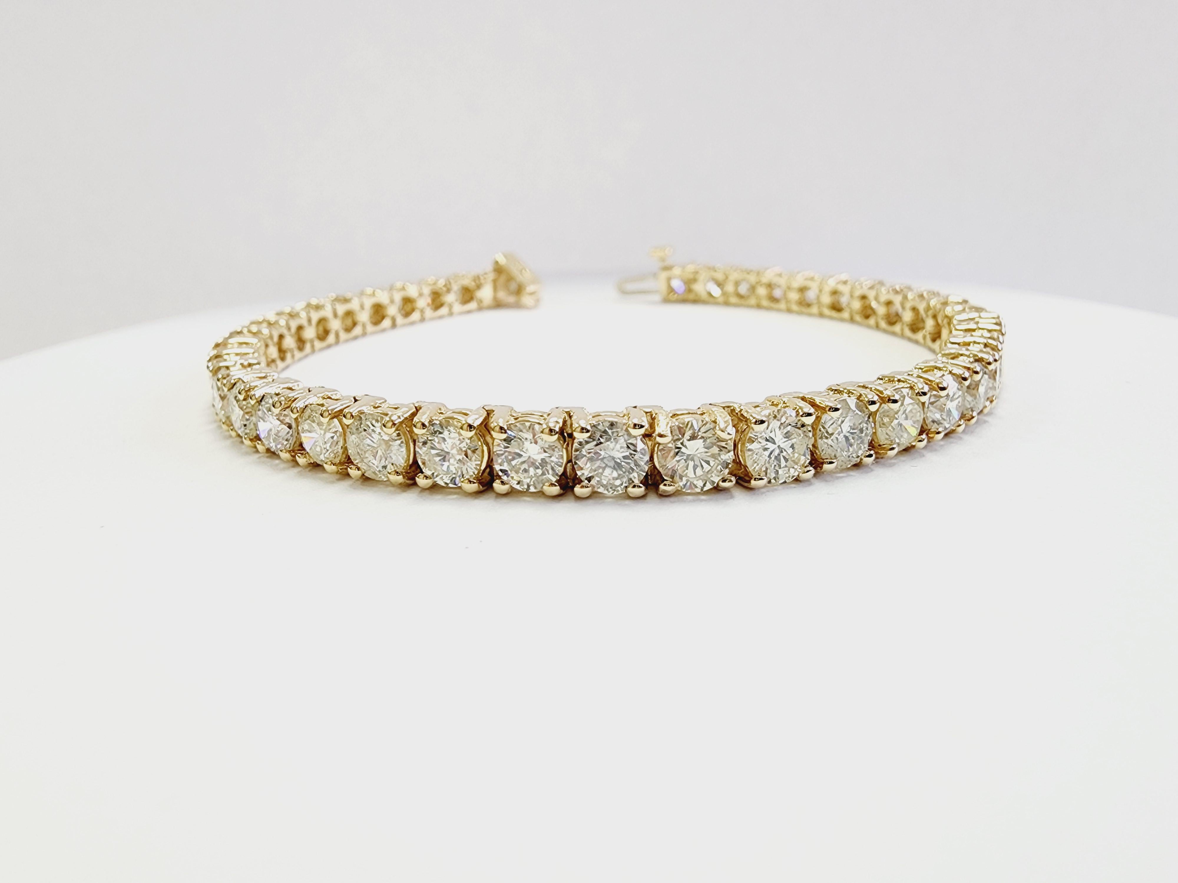 Schönes, hochwertiges Tennisarmband mit weißen Diamanten im Brillantschliff und ausgezeichnetem Glanz. 

14 Karat Gelbgold im klassischen Vier-Zacken-Stil für maximale Lichtbrillanz. 

Länge: 7 Zoll 
Farbpalette: G
Klarheit: SI
Breite: 4,6