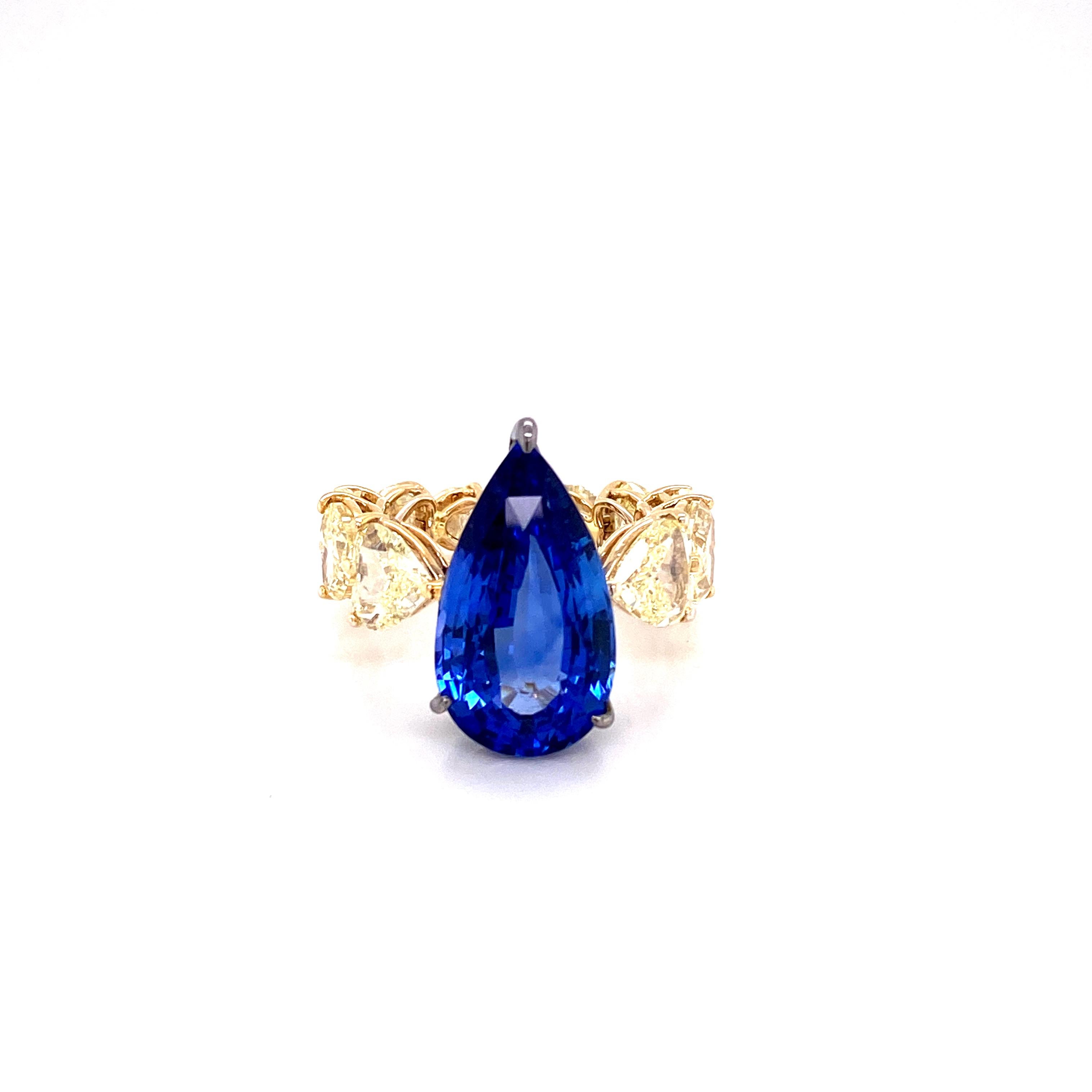 Cette magnifique bague est ornée d'un saphir bleu royal en forme de poire pesant 10,30 carats et de diamants jaunes intenses en forme de cœur constituant l'anneau et pesant 6,53 carats. Le saphir, certifié par le laboratoire GRS comme étant