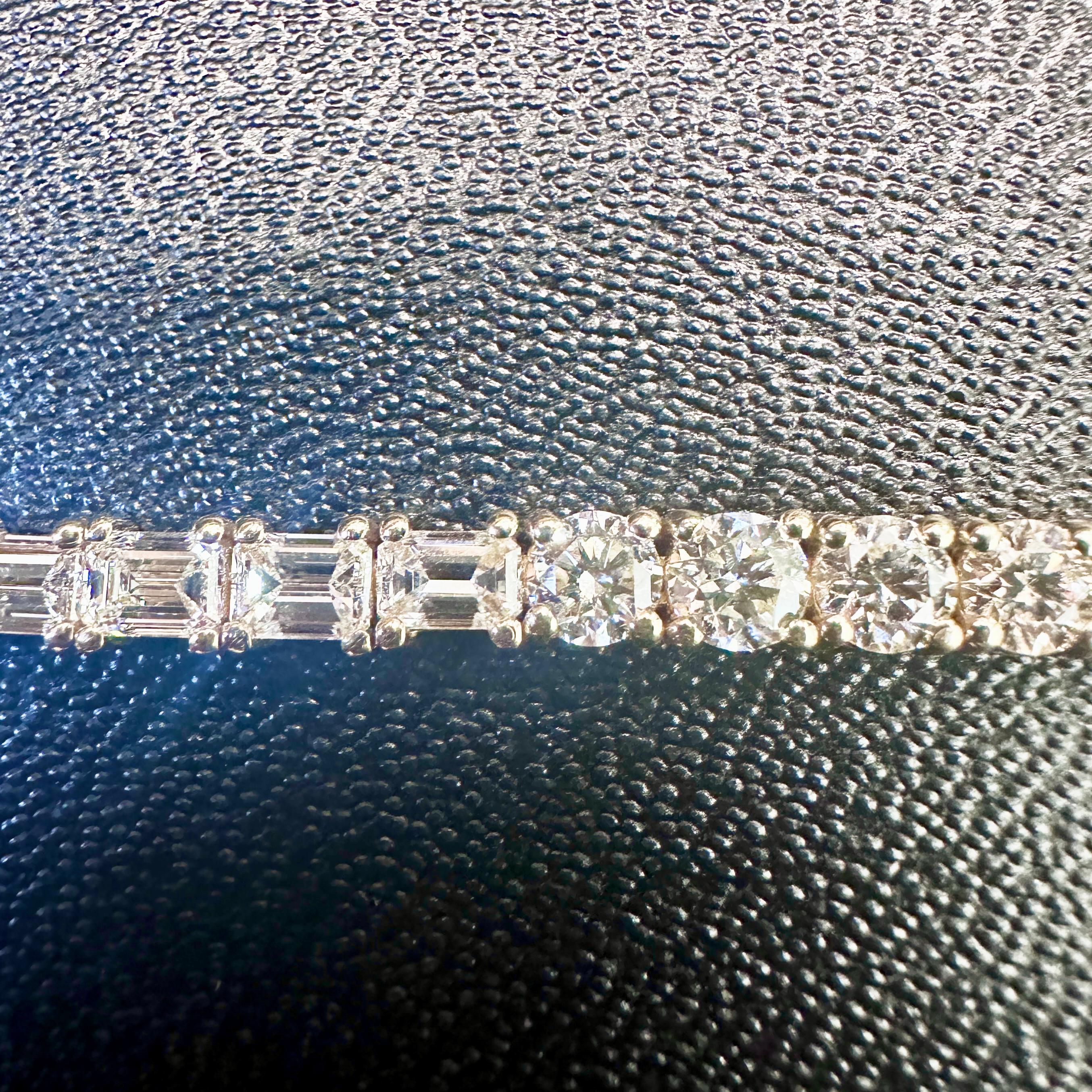 Contemporary 10.30 Carat Round and Emerald Cut Diamond Tennis Bracelet in 14K Yellow Gold For Sale