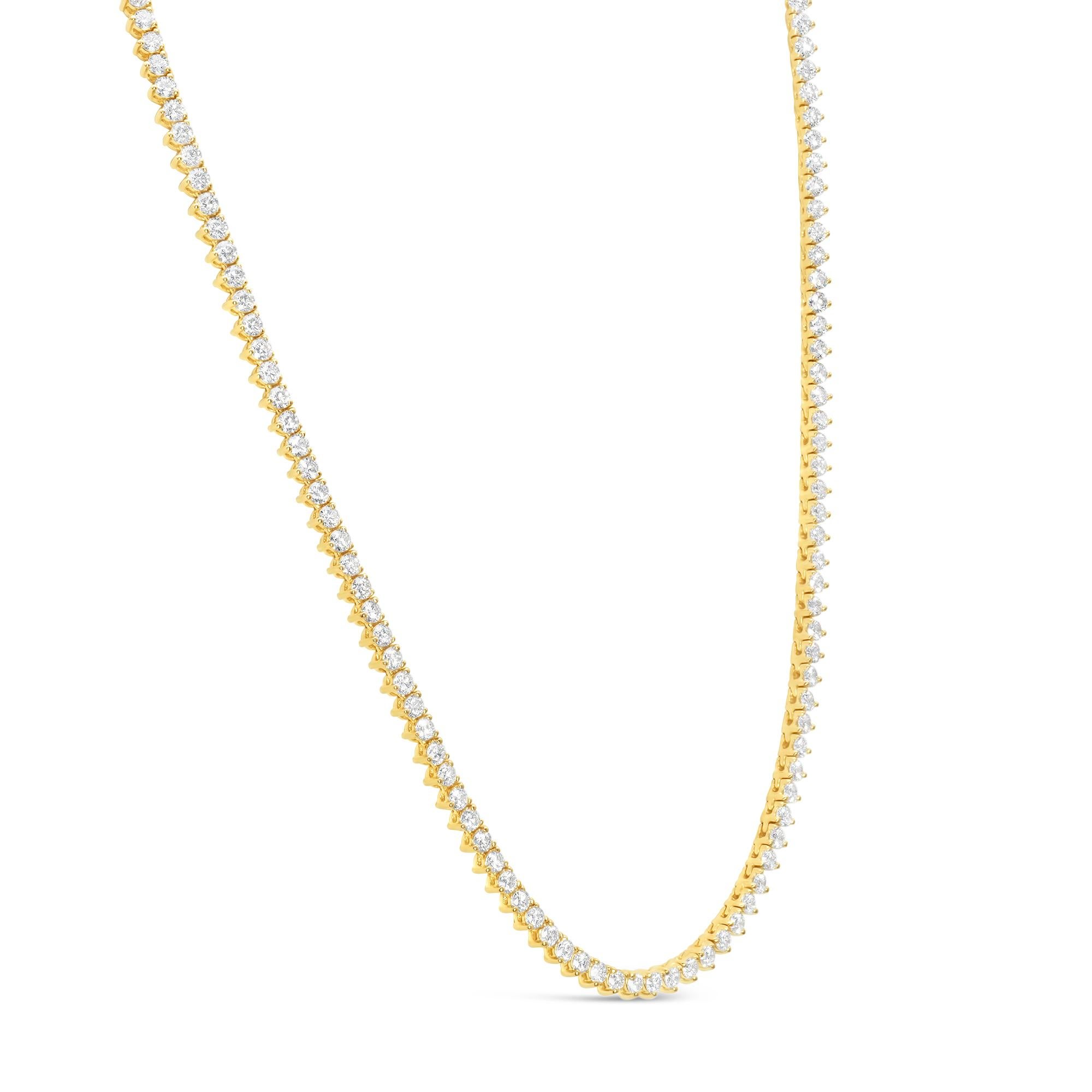Una splendida collana tennis con 156 diamanti rotondi taglio brillante per un peso totale di 10,30 carati con colore H+I e purezza VS+, ciascuno incastonato in una montatura a tre punte. Finemente realizzato in oro giallo 14K, misura 18 pollici di