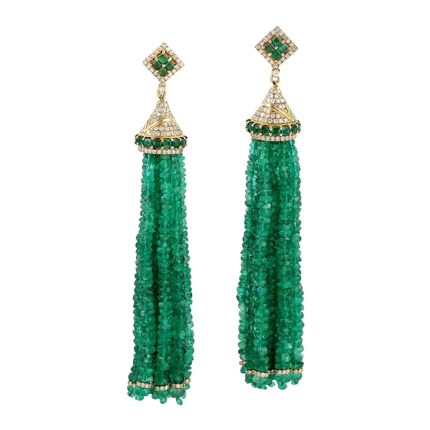 Boucles d'oreilles à pompon en or 18 carats avec diamants et émeraudes de 103,09 carats