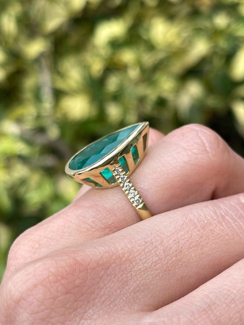 10.30tcw 18K Pear Cut Emerald & Diamond Ring - Dark Green Bezel Set 750 Gold For Sale 5