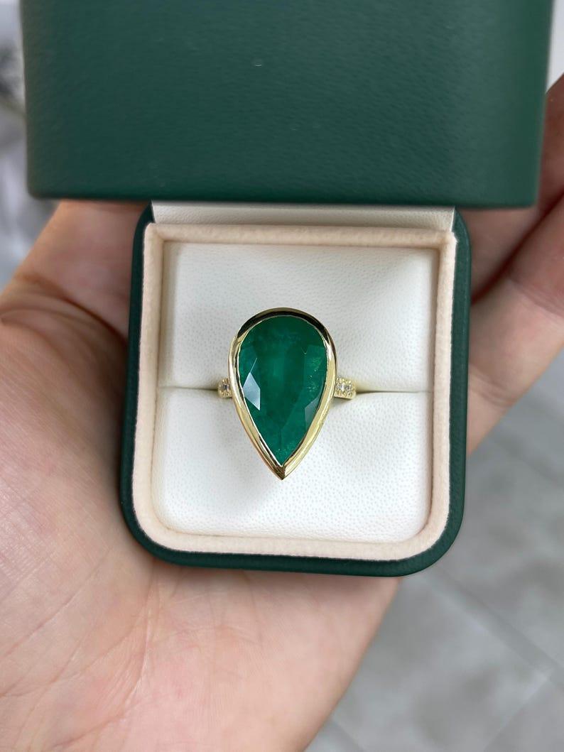 Modern 10.30tcw 18K Pear Cut Emerald & Diamond Ring - Dark Green Bezel Set 750 Gold For Sale