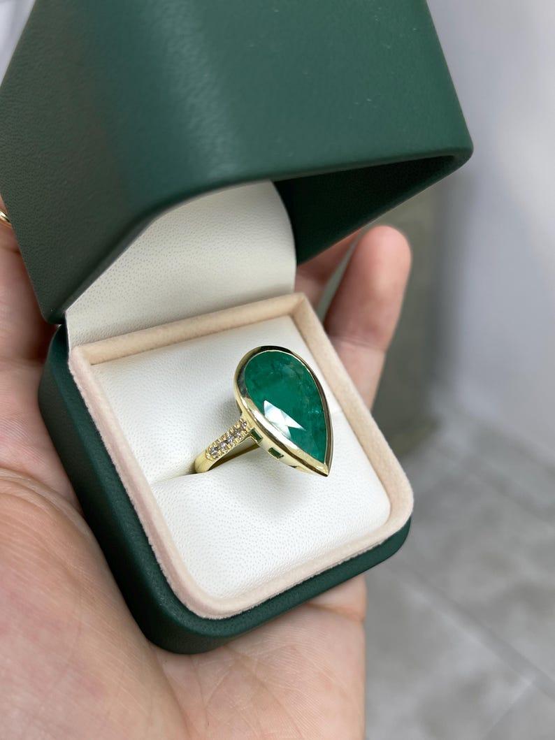 10.30tcw 18K Pear Cut Emerald & Diamond Ring - Dark Green Bezel Set 750 Gold In New Condition For Sale In Jupiter, FL