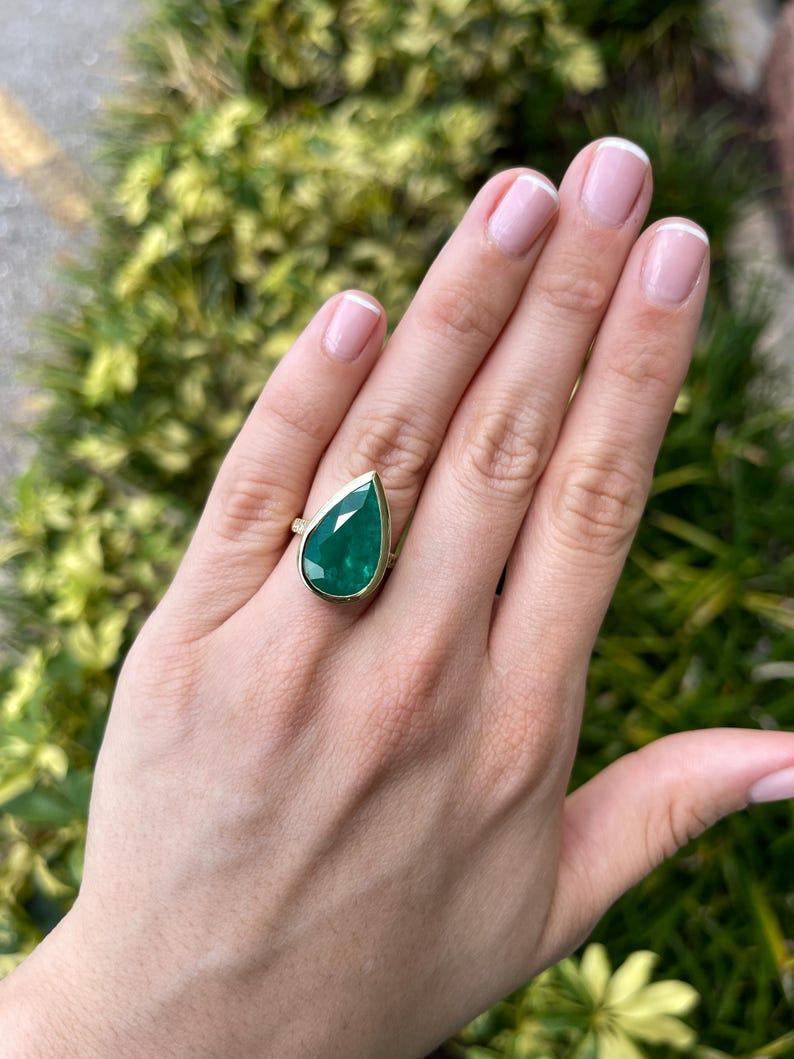 10.30tcw 18K Pear Cut Emerald & Diamond Ring - Dark Green Bezel Set 750 Gold For Sale 1