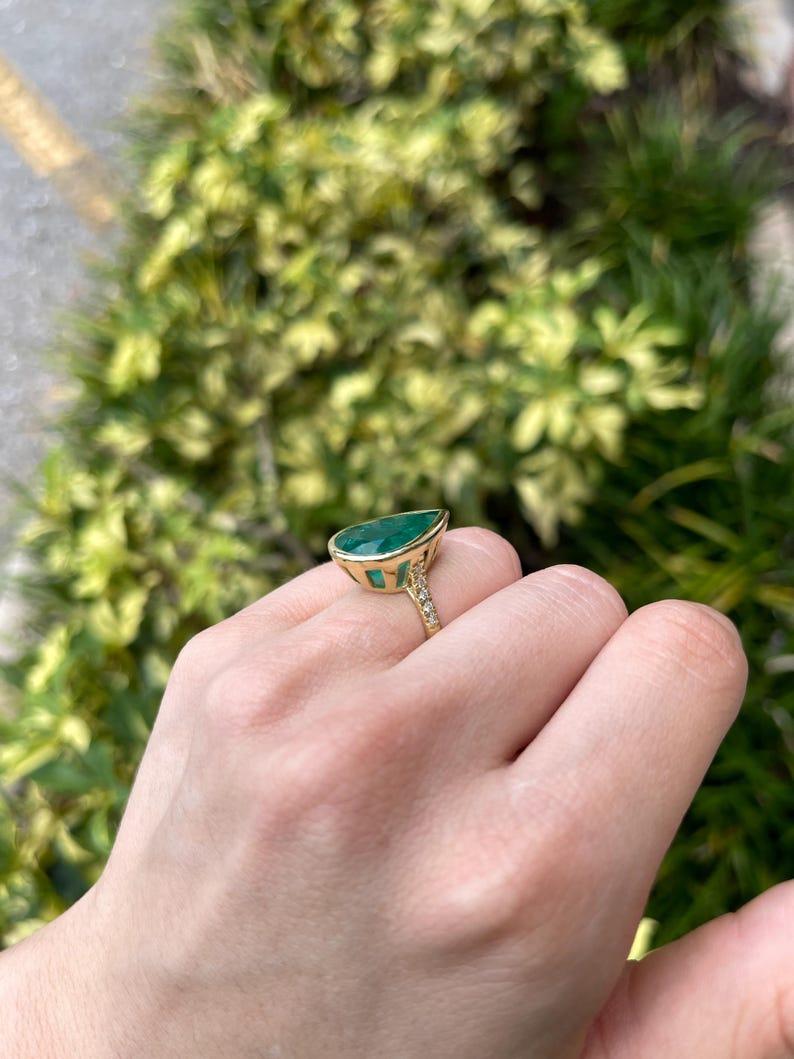 10.30tcw 18K Pear Cut Emerald & Diamond Ring - Dark Green Bezel Set 750 Gold For Sale 3