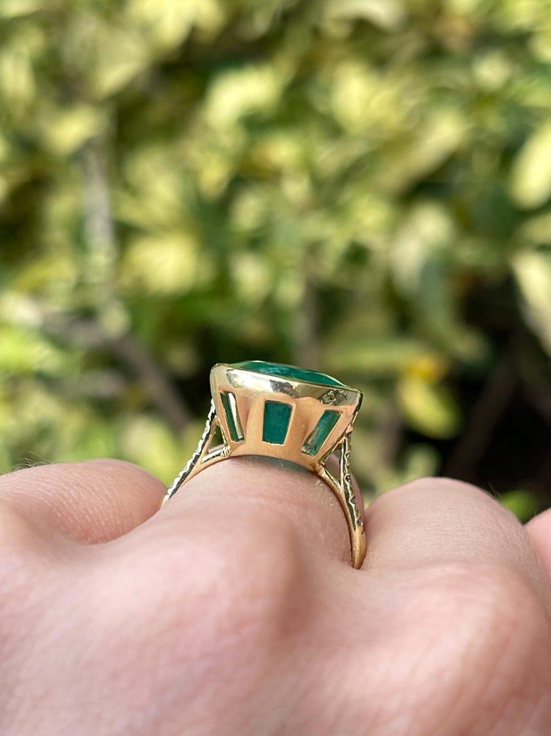 10.30tcw 18K Pear Cut Emerald & Diamond Ring - Dark Green Bezel Set 750 Gold For Sale 4