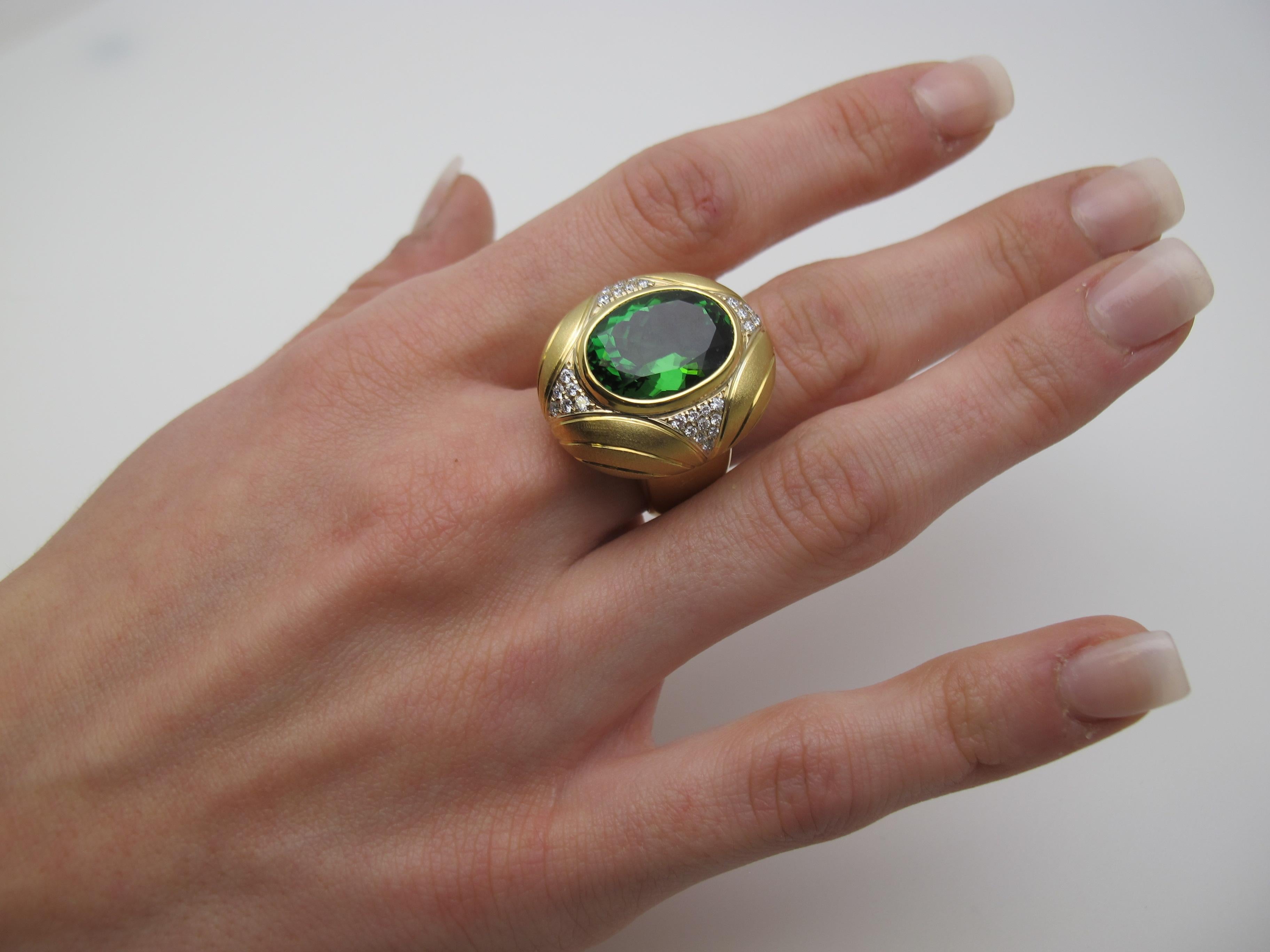 Anillo de turmalina verde y diamantes en oro amarillo de 18 quilates, 10,31 quilates en venta 4
