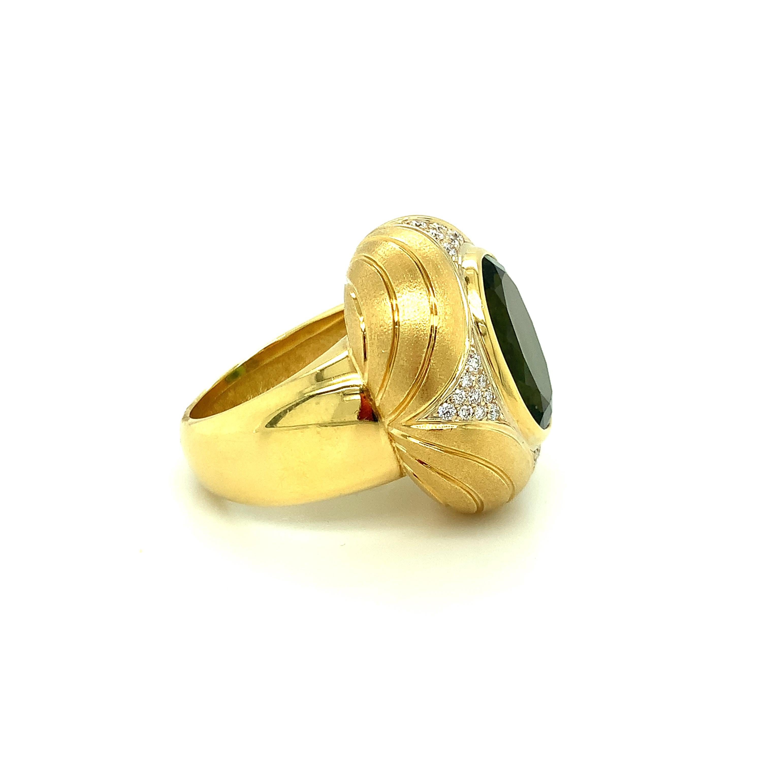 Oval Cut Green Tourmaline and Diamond Ring in 18k Yellow Gold, 10.31 Carats  For Sale