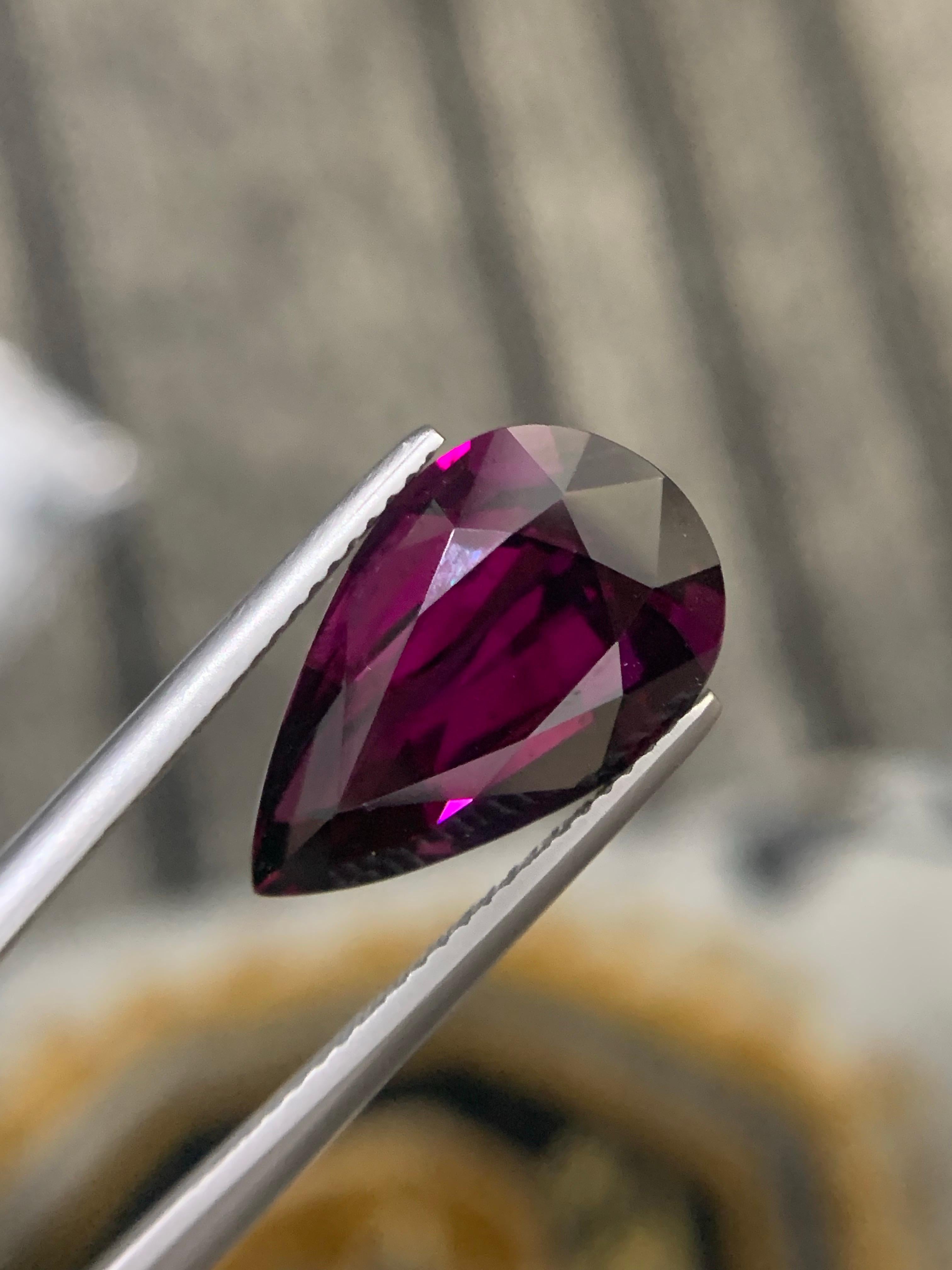 Arts and Crafts 10.32 Carat Natural Loose Rhodolite Garnet Pear Shape Gemstone From Tanzania (grenat rhodolite en forme de poire) en vente