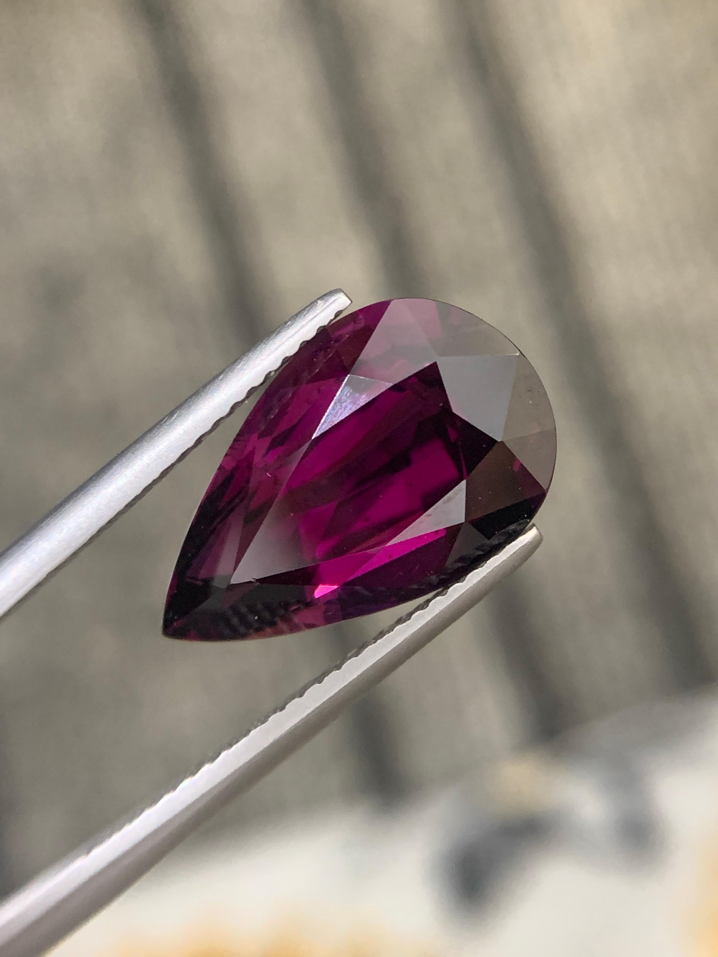 Taille poire 10.32 Carat Natural Loose Rhodolite Garnet Pear Shape Gemstone From Tanzania (grenat rhodolite en forme de poire) en vente