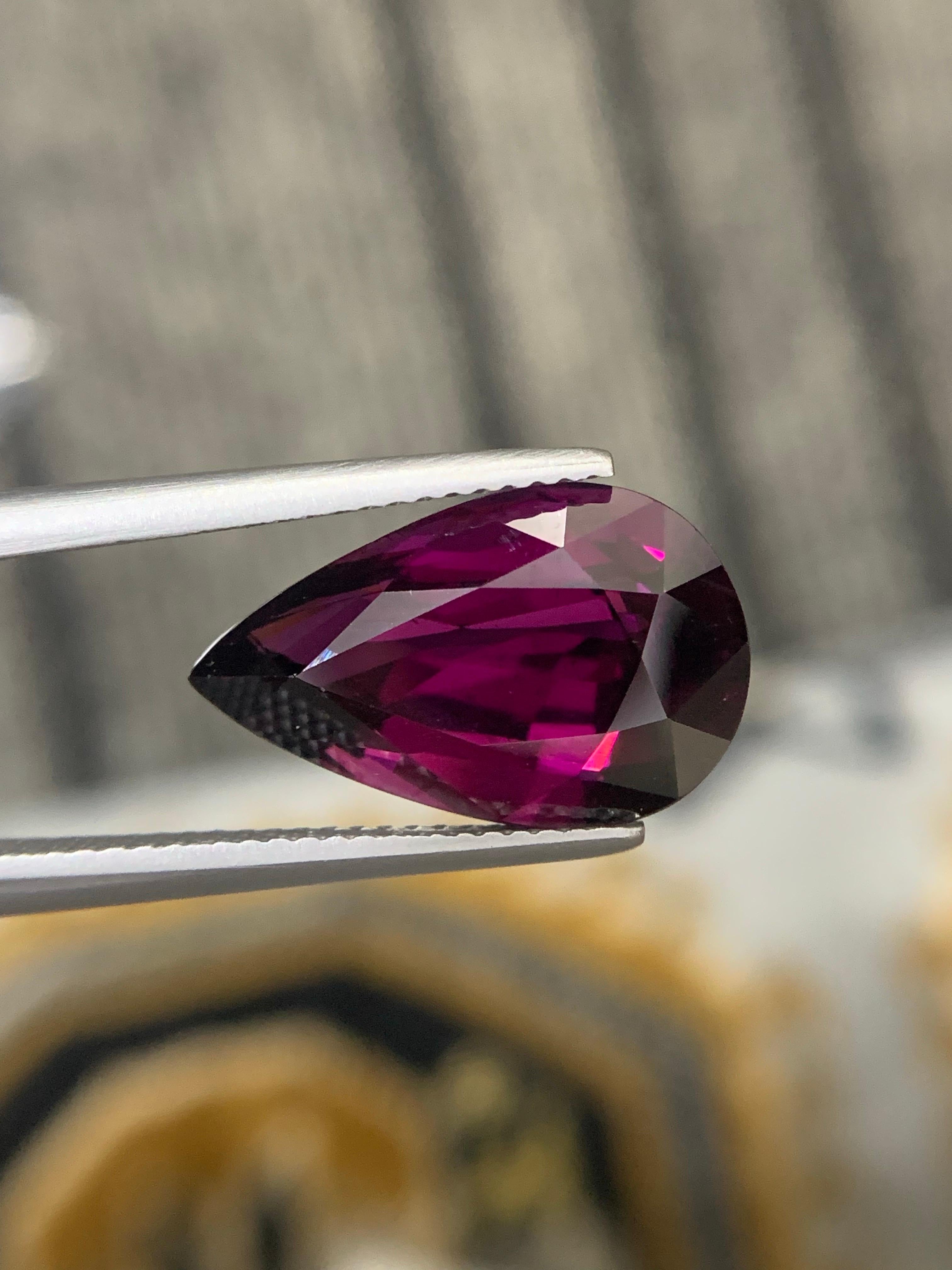 10.32 Carat Natural Loose Rhodolite Garnet Pear Shape Gemstone From Tanzania (grenat rhodolite en forme de poire) Unisexe en vente