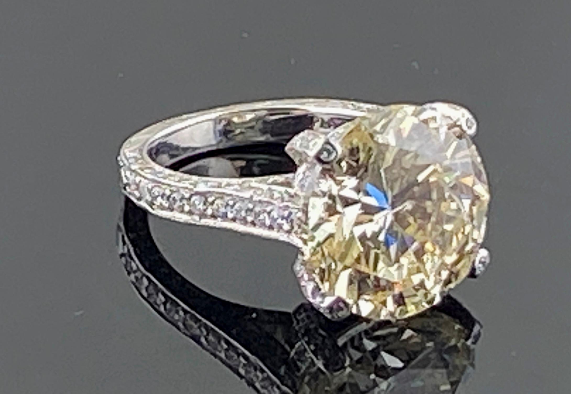 10.32 Carat Solitaire Diamond Ring in Platinum In Excellent Condition For Sale In Palm Desert, CA