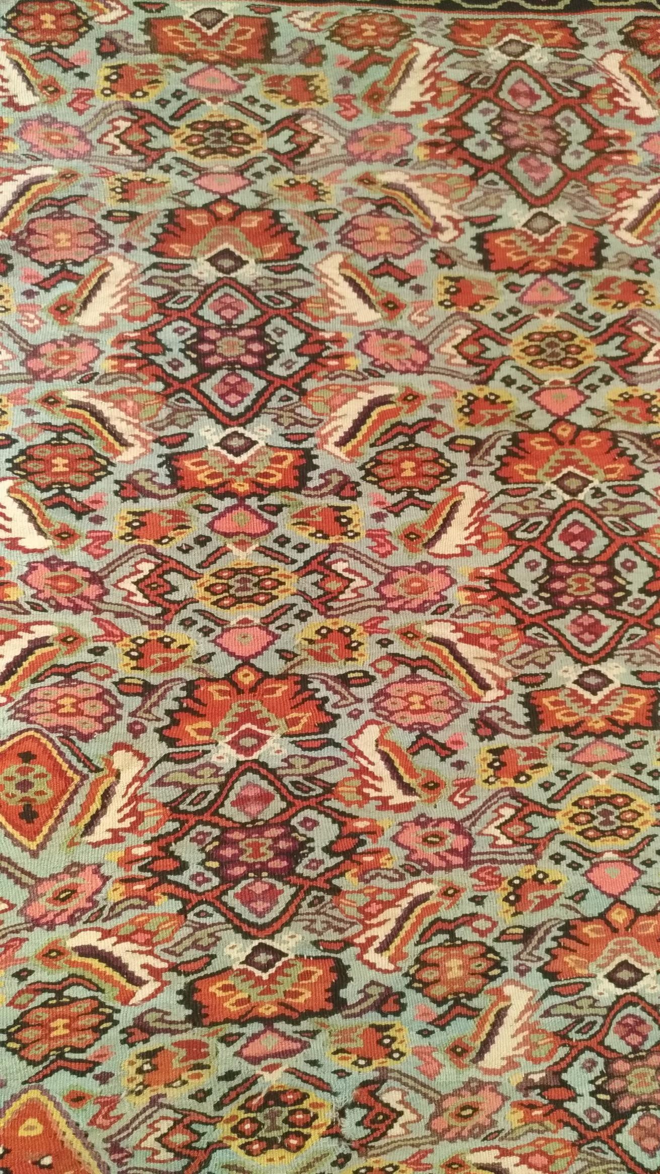 1033 - nice Kilim from the end of the 19th century with beautiful fine central medallion designs, and beautiful colors with pink, orange, yellow, green and dark brown, entirely and finely woven by hand with wool woven on a cotton base.