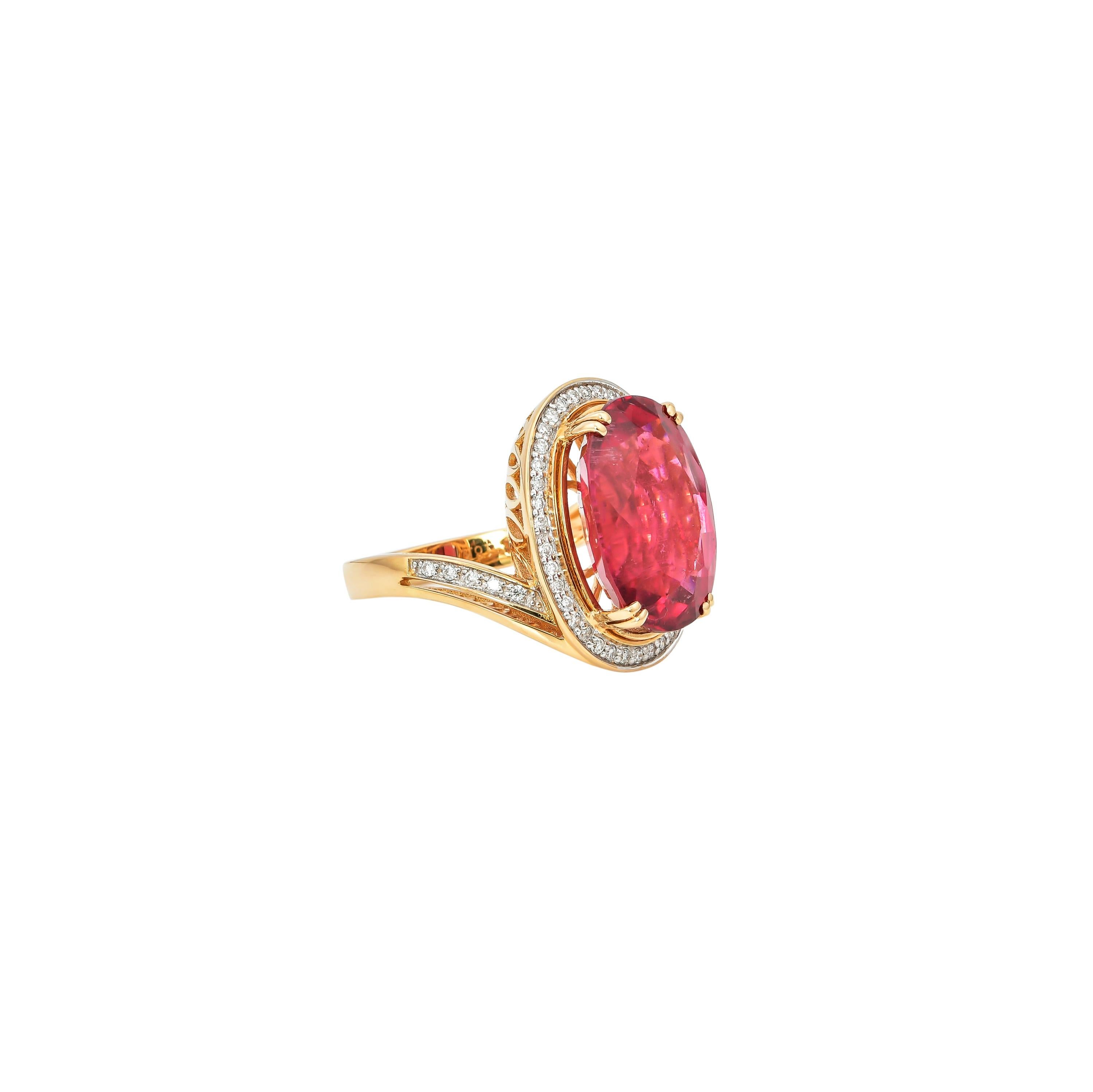 Contemporary 10.34 Carat Oval Shaped Rubelite Ring in 18 Karat Yellow Gold with Diamonds For Sale