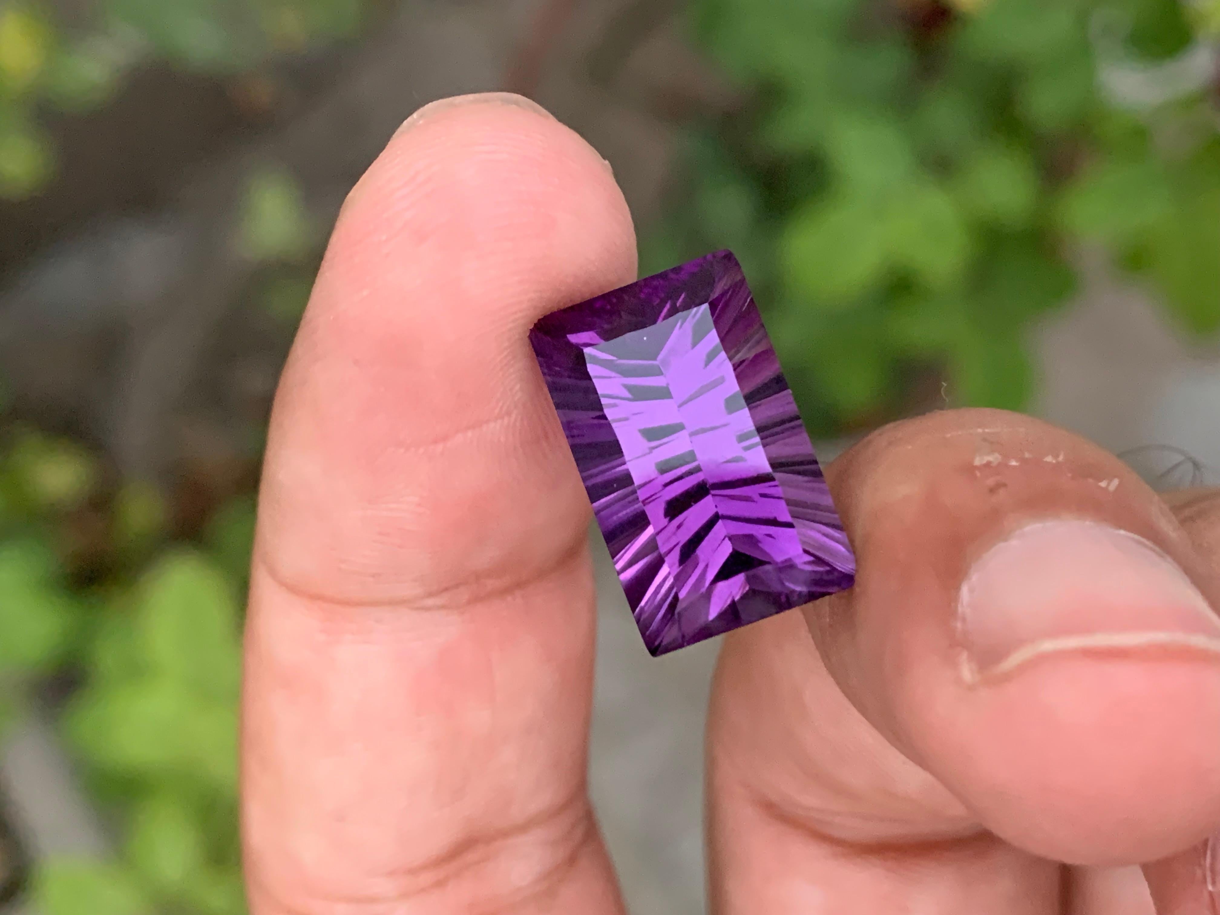 Facettierter Amethyst-Edelstein mit 10,35 Karat im Laserschliff, zum Verkauf im Angebot 3