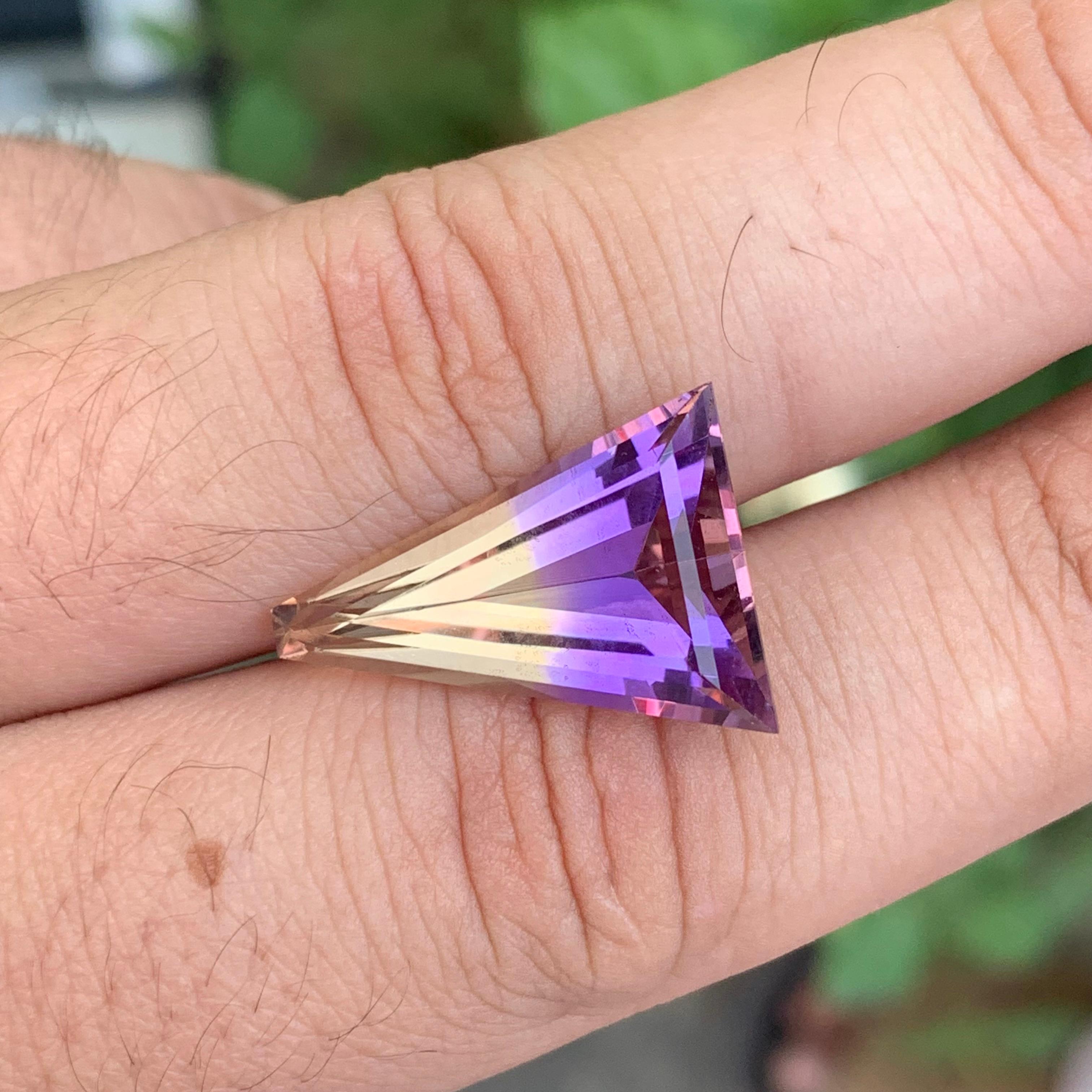 10.35 Carat Natural Loose Ametrine Trilliant Shape Gemstone im Angebot 3