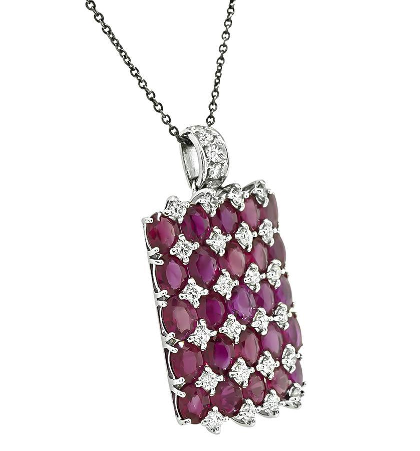 Voici un superbe collier pendentif en or blanc 18 carats. Le pendentif est serti de jolis rubis de taille ovale pesant environ 10,35 carats. Les rubis sont mis en valeur par des diamants ronds étincelants qui pèsent environ 1.03ct. La couleur de ces